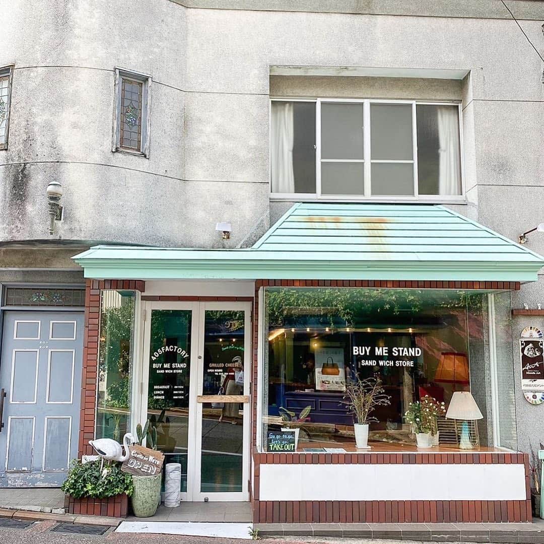MOVE / ムーブさんのインスタグラム写真 - (MOVE / ムーブInstagram)「❁﻿ ┈┈┈┈┈┈┈┈┈┈┈┈┈┈┈﻿ ﻿ 📍 BUY ME STAND﻿ 神奈川県横浜市中区元町2-108﻿ ﻿ 横浜にある超おしゃれカフェ。﻿ エメラルドグリーンを基調とした店内にはお洒落なアンティークな家具がコーディネートされており、まるで海外気分♡﻿ お皿もエメラルドグリーンで、フードももちろん美味しい♡﻿ 映えてお腹も満たされる最強カフェです♪﻿ ﻿ Photo by﻿ ‪‪❤︎‬ @rie_tabi﻿ ﻿ ミルクマガジンではみなさんからのお写真を募集しています♡﻿ 画像に@milk_magazine_をタグ付けして投稿してね♡﻿ ﻿ ┈┈┈┈┈┈┈┈┈┈┈┈┈┈┈﻿ ﻿ #横浜カフェ #神奈川カフェ #おしゃカフェ #おしゃれカフェ #かふぇめぐり #カフェ巡り #カフェ活 #カフェ好きさんと繋がりたい #海外風カフェ #アメリカンダイナー #カフェ部 #カフェ好き」10月27日 21時44分 - milkmag_official