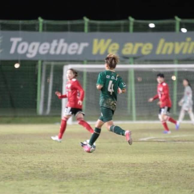 田中明日菜さんのインスタグラム写真 - (田中明日菜Instagram)「リーグ戦21試合終了しました⚽️ 17勝3分1敗で1位とは勝ち点1差で惜しくも2位となりました！ 上位3チームはプレーオフがあって2位vs3位の勝者が1位とホーム&アウェーでチャンピオン決定戦が行われます！ 今年こそ全部勝って優勝するぞー🏆  束の間のオフはもっぱら海雲台にお出かけしてきれいな海を見ながらおいしいものを食べて鋭気を養うことを心がけています✨ 韓国でおすすめのラーメンの食べ方は辛ラーメン＋トゥムセラーメンです🍜（激辛） ※最後のラーメンは音ありで聞いてください📣（youtubeモッパン風） 韓国旅行を検討している方はぜひ海雲台へ＝ヘウンデ（読み方わからへん人多い） #韓国生活#韓国ラーメン#モッパン#ヘウンデ#韓国旅行 #한국생활#한국라면#먹방#해운대#한국여행」10月27日 21時47分 - asunatanaka