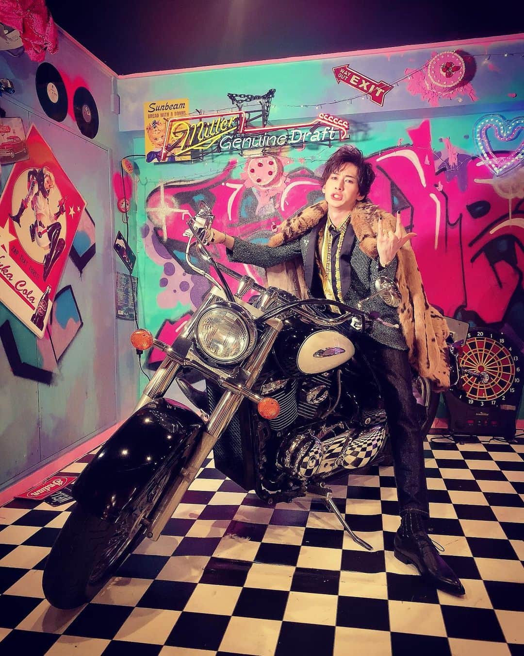 田中涼星のインスタグラム：「オフショット✨  バイクが好きなので 現場にあってすかさず乗りました🏍 ここのスタジオ色んなセットがあって非常に楽しかったです👀 衣装もマジでかっこよくて素敵でした☺️  #りょせすたぐらむ #田中涼星  #写真集 #バイク ##アメリカン  #instagram」