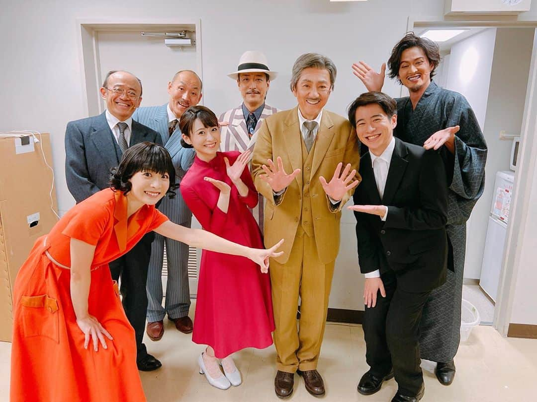 唯月ふうかさんのインスタグラム写真 - (唯月ふうかInstagram)「ミュージカル生きる2公演終演！ ご来場頂きありがとうございました！ 一枝の東京千秋楽でした！ 日生劇場で12回一枝として生きれて、建て替えの提案が出来て楽しかったな💓 富山からも引き続き建て替えの提案してみますね😚笑 市村勘治さんを囲んで☆ いい写真😭 さぁ明日はいよいよ東京千秋楽！ トヨとして全力で生きる。  #ミュージカル生きる #一枝さん #市村正親 さん #いつも袖から歌声を聴いてますが #心に響きまくりで #毎回感動してしまう 😭 #東京千秋楽お疲れ様でした #山西惇 さん #佐藤誓 さん #川口竜也 さん #新納慎也 さん #村井良大 さん #Mayn さん #唯月ふうか #明日は東京千秋楽 #生きる」10月27日 21時48分 - fuka_yuduki