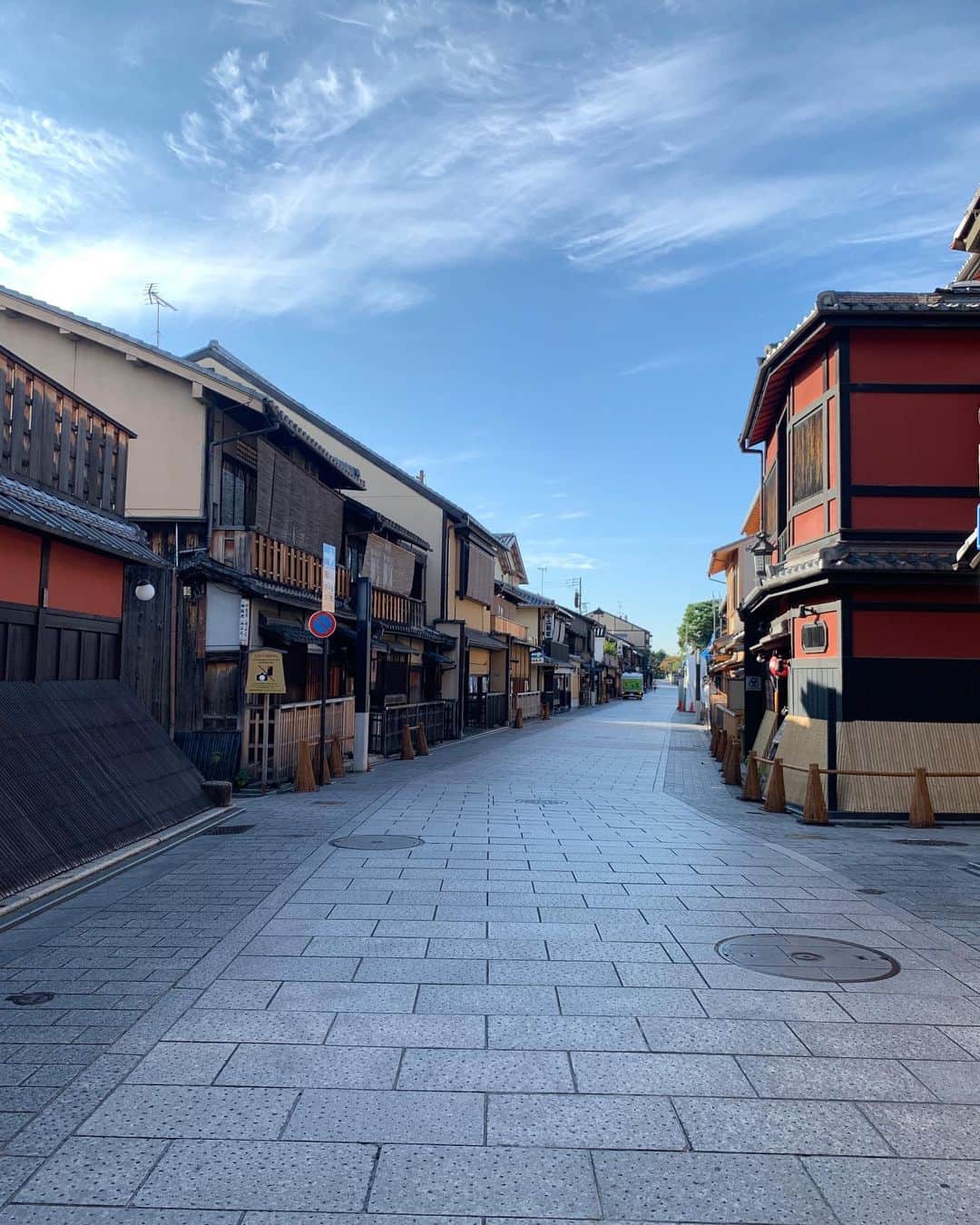 のインスタグラム：「・ ・ @kishin.world で7時半から世界一おいしいTKGを食べ 祇園花見小路に出たら、ほとんど人が居なくて爽やかな朝  そのまま南禅寺へ足を伸ばし苔を眺めた 少しだけ色づき始めた紅葉も美しかった  @bluebottlejapan で温かいレモネードも飲んだ  秋晴れはしあわせだな ・ ・ #life #kyoto #南禅寺」