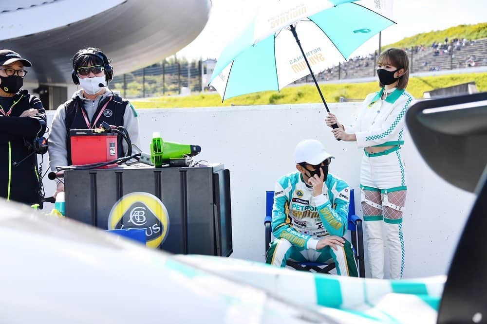 のインスタグラム：「風がすごくて傘で飛んでいきそうだった🌬  #supergt #鈴鹿サーキット #RQ #レースクイーン」