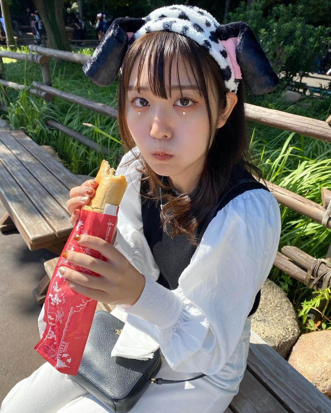 若森咲葉のインスタグラム：「🤍🖤  昨日はディズニーシーに行ってきました！🐶‎🐾  食もアトラクションも全力で楽しめて大満足です😊❤  ソアリンも乗りました！🌌 私もお友達もアメリカと上海のディズニーランドで乗ったことがあって、｢ま、日本のも乗ってみますかァ〜😉｣と偉そうに並んでいたのですが、終わってみたら2人ともすごく感動して、拍手しまくりはしゃぎまくりでした笑  最近もまた課題も重いしやりたいことも多いしでバタバタしてしまっていて、全然返信も出来ておらず申し訳ないです😭  全然時間が足りない〜〜〜   #東京ディズニーシー#ディズニーシー#ディズニーシーコーデ #ディズニーシー夜景 #tokyodisneysea #disneysea #101匹わんちゃん  #101匹わんちゃんコーデ」