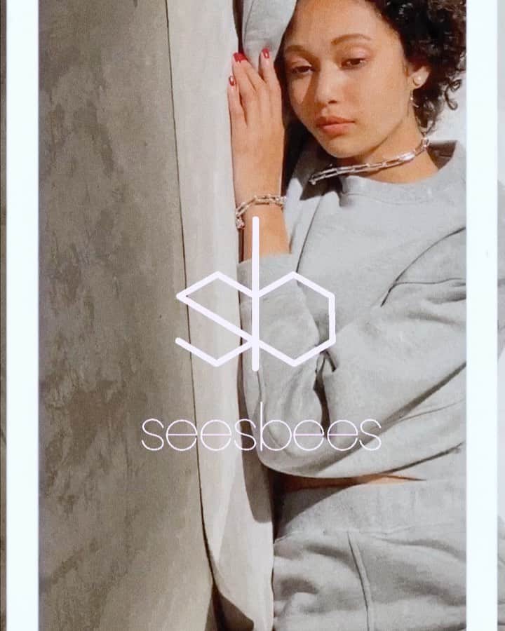 山脇道子のインスタグラム：「#seesbees  心地よく生きることがキーワードでもある昨今は ハイヒールをはく機会も減ってきました。 それでもやっぱり、スタイル良く見せたいという気持ちは変わらない。スニーカーやぺたんこ靴でもバランスよく見える服、というのも「seesbees」の大事なフィロソフィーのひとつです。 @seesbeesknees_」