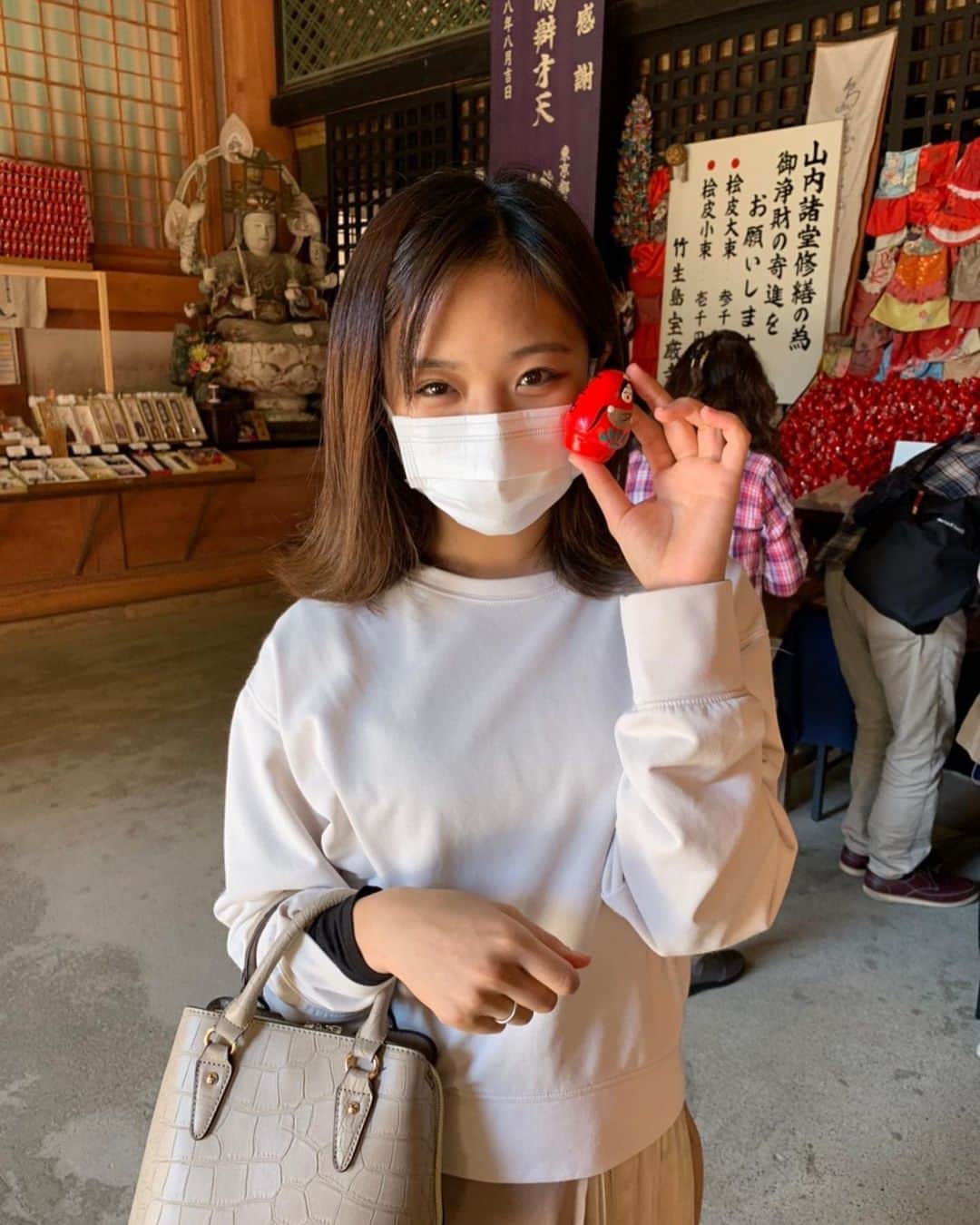 石井美音奈のインスタグラム：「竹生島神社ではお願い事を書いた紙をこのダルマの中に入れるの！ 階段を登った先に神社があるんだけど凄く景色が綺麗で😚それはまた次の投稿に載せるね💁🏻‍♀️ 琵琶湖が一望できてとても神秘的な島だった^ - ^  ダルマもそうなんだけどお願い事を書いた瓦投も投げられるの！ 鳥居の⛩間を通せたらいいんだけどそれは難しいすぎてとんでもない所へ行ったよね😅  #竹生島#竹生島神社 #竹生島クルーズ #竹生島宝厳寺 #滋賀県 #滋賀県観光 #神社　#船 #ダルマ #瓦 #瓦投げ」