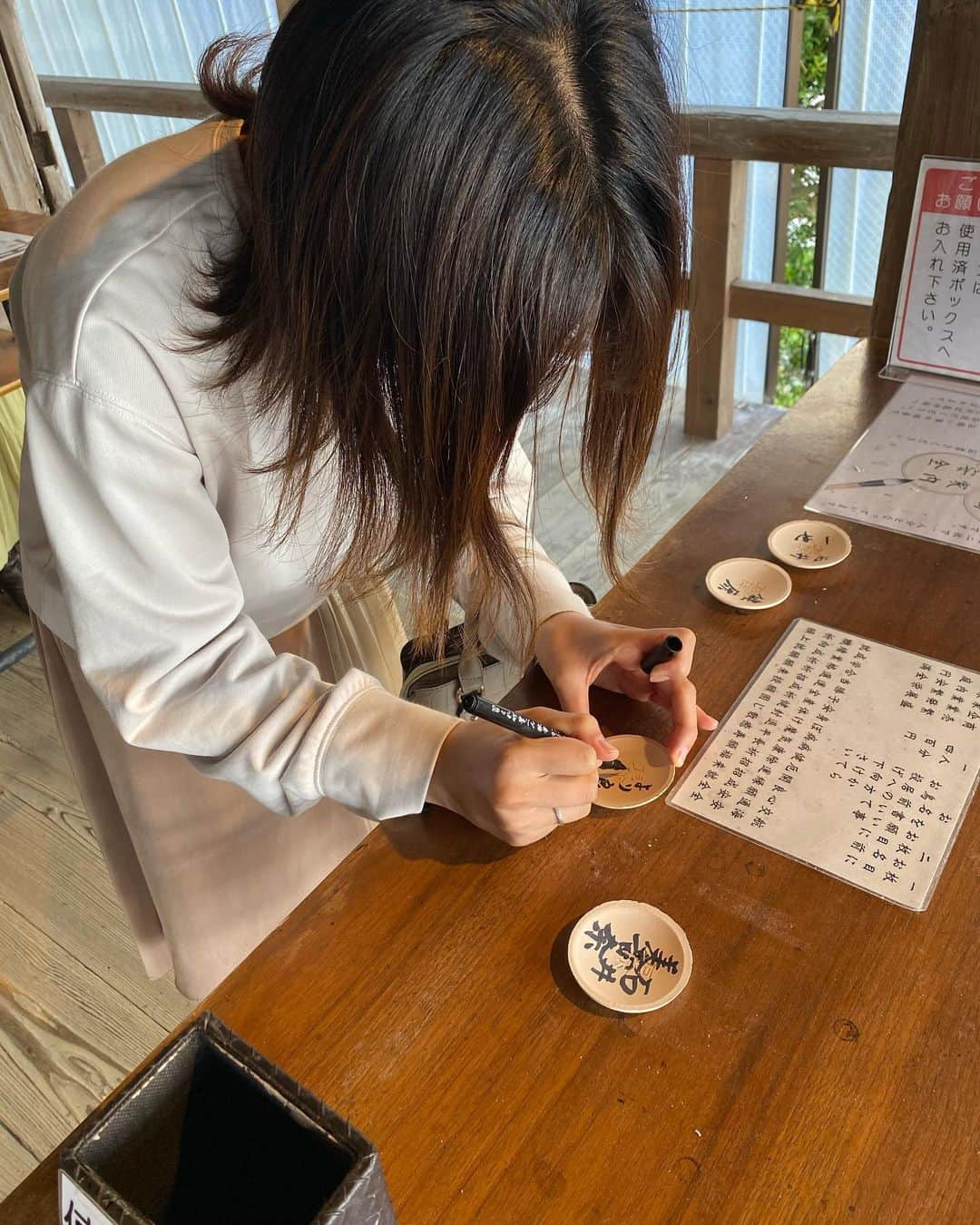 石井美音奈さんのインスタグラム写真 - (石井美音奈Instagram)「竹生島神社ではお願い事を書いた紙をこのダルマの中に入れるの！ 階段を登った先に神社があるんだけど凄く景色が綺麗で😚それはまた次の投稿に載せるね💁🏻‍♀️ 琵琶湖が一望できてとても神秘的な島だった^ - ^  ダルマもそうなんだけどお願い事を書いた瓦投も投げられるの！ 鳥居の⛩間を通せたらいいんだけどそれは難しいすぎてとんでもない所へ行ったよね😅  #竹生島#竹生島神社 #竹生島クルーズ #竹生島宝厳寺 #滋賀県 #滋賀県観光 #神社　#船 #ダルマ #瓦 #瓦投げ」10月27日 21時55分 - mionaishii