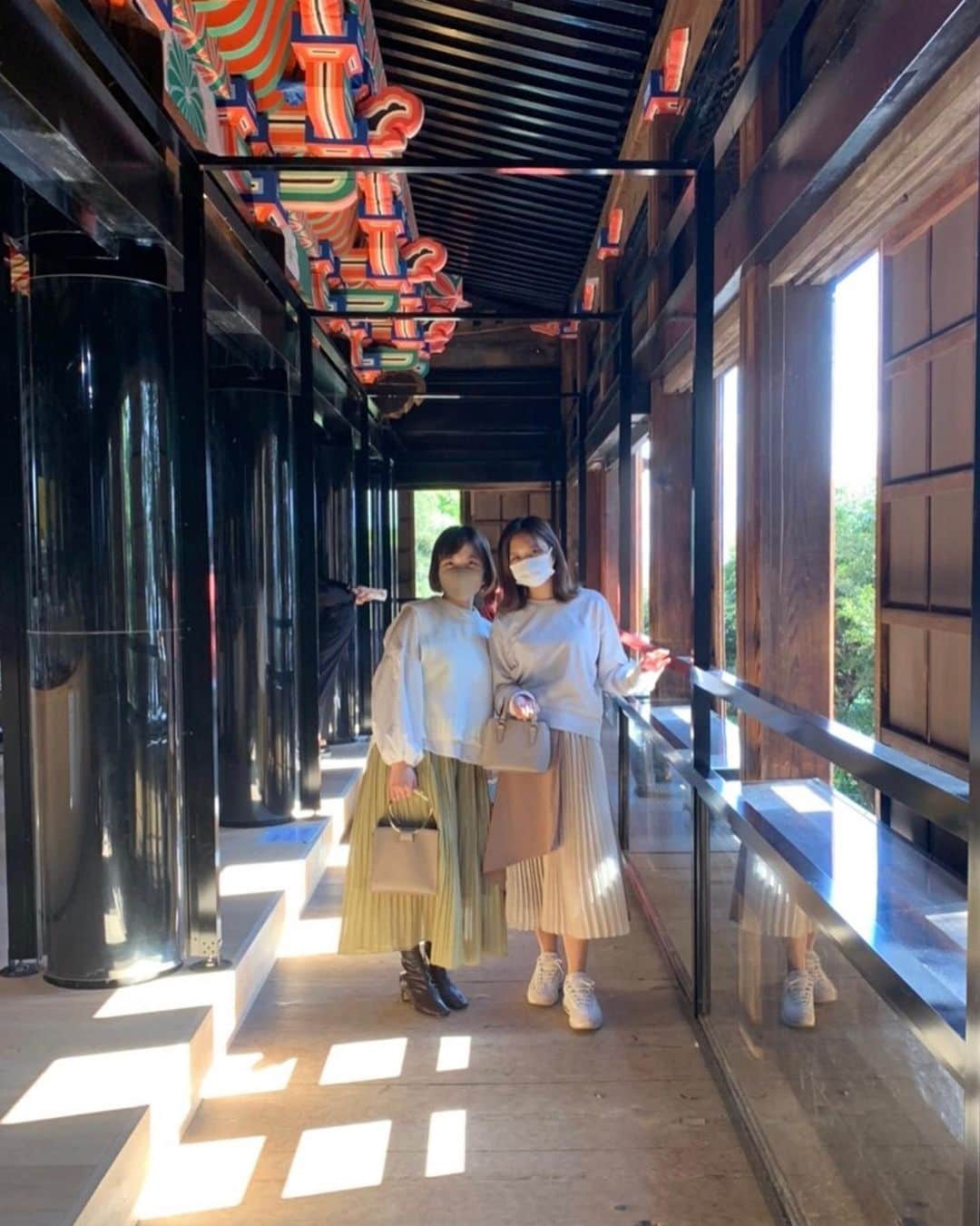 石井美音奈さんのインスタグラム写真 - (石井美音奈Instagram)「竹生島神社ではお願い事を書いた紙をこのダルマの中に入れるの！ 階段を登った先に神社があるんだけど凄く景色が綺麗で😚それはまた次の投稿に載せるね💁🏻‍♀️ 琵琶湖が一望できてとても神秘的な島だった^ - ^  ダルマもそうなんだけどお願い事を書いた瓦投も投げられるの！ 鳥居の⛩間を通せたらいいんだけどそれは難しいすぎてとんでもない所へ行ったよね😅  #竹生島#竹生島神社 #竹生島クルーズ #竹生島宝厳寺 #滋賀県 #滋賀県観光 #神社　#船 #ダルマ #瓦 #瓦投げ」10月27日 21時55分 - mionaishii