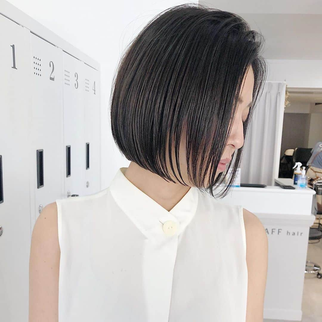 本田重人さんのインスタグラム写真 - (本田重人Instagram)「人気オーダーのボブ、縮毛矯正のヘアカタです！  ボブにしたくてお悩みの方は保存してカウンセリングにお役立て下さい！👉👉  トリートメントでは治らないホワホワした髪、ふくらむ癖、あほ毛なども僕のする縮毛矯正なら驚く程柔らかなさらさらのストレート毛に👉  美容師さんに「縮毛矯正は必要ないですね」と言われる方も是非オススメ。  もちろん一度施術した髪は半永久そのままさらさらです。  また生えてきたらその髪をリタッチ矯正してあげれば👍  カラーとの同時施術ももちろん👍  気になる事はお気軽にDM下さい😊  GRAFF  hair 本田重人  【料金表】 カット¥6600 独自のカット法で写真の様な仕上がりに  カット＋カラー¥14300 透明感抜群のダメージレスカラー  カット＋パーマ（デジも）¥17300 髪質に合わせた選定による柔らかなパーマ  カット＋縮毛矯正¥19800 今までにない仕上がりを実感するナチュラルストレート  カット＋カラー＋縮毛矯正¥27500 同時施術でもダメージを感じさせないフルコース  トリートメント3step¥2200.5step¥4400 カラー、パーマ、縮毛矯正には併用がオススメ  ハイライト¥4400〜 より立体感のあるおしゃれなカラーに 　　　　　  圧倒的な経験値によるナチュラルストレートパーマは一度体感したら病みつきになる程のお手入れのし易さに❗️  銀座でボブにしたい方は是非お任せを❗️  #縮毛矯正ボブ #ストレートボブ #ボブストレート #ボブ縮毛矯正 #ショートストレート #ストレートショート #ショート縮毛矯正 #縮毛矯正ショート #ナチュラルストレート #コスメストレート  #切りっぱなしボブ #ミニボブ #ショートボブ #前下がりショート #前下がりボブ #ワンカールボブ #ばっさりボブ #長めボブ #本田重人  #ショート銀座 #ボブ銀座 #ストレート銀座 #縮毛矯正銀座 #銀座ショートボブ #ボブヘアカタログ  #ボブヘアカタ #ボブストレートパーマ #結べるボブ #ロブ」10月27日 21時56分 - shigeto_honda