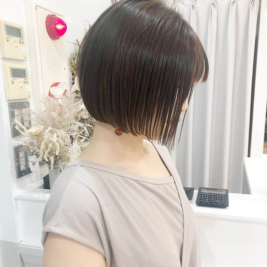 本田重人さんのインスタグラム写真 - (本田重人Instagram)「人気オーダーのボブ、縮毛矯正のヘアカタです！  ボブにしたくてお悩みの方は保存してカウンセリングにお役立て下さい！👉👉  トリートメントでは治らないホワホワした髪、ふくらむ癖、あほ毛なども僕のする縮毛矯正なら驚く程柔らかなさらさらのストレート毛に👉  美容師さんに「縮毛矯正は必要ないですね」と言われる方も是非オススメ。  もちろん一度施術した髪は半永久そのままさらさらです。  また生えてきたらその髪をリタッチ矯正してあげれば👍  カラーとの同時施術ももちろん👍  気になる事はお気軽にDM下さい😊  GRAFF  hair 本田重人  【料金表】 カット¥6600 独自のカット法で写真の様な仕上がりに  カット＋カラー¥14300 透明感抜群のダメージレスカラー  カット＋パーマ（デジも）¥17300 髪質に合わせた選定による柔らかなパーマ  カット＋縮毛矯正¥19800 今までにない仕上がりを実感するナチュラルストレート  カット＋カラー＋縮毛矯正¥27500 同時施術でもダメージを感じさせないフルコース  トリートメント3step¥2200.5step¥4400 カラー、パーマ、縮毛矯正には併用がオススメ  ハイライト¥4400〜 より立体感のあるおしゃれなカラーに 　　　　　  圧倒的な経験値によるナチュラルストレートパーマは一度体感したら病みつきになる程のお手入れのし易さに❗️  銀座でボブにしたい方は是非お任せを❗️  #縮毛矯正ボブ #ストレートボブ #ボブストレート #ボブ縮毛矯正 #ショートストレート #ストレートショート #ショート縮毛矯正 #縮毛矯正ショート #ナチュラルストレート #コスメストレート  #切りっぱなしボブ #ミニボブ #ショートボブ #前下がりショート #前下がりボブ #ワンカールボブ #ばっさりボブ #長めボブ #本田重人  #ショート銀座 #ボブ銀座 #ストレート銀座 #縮毛矯正銀座 #銀座ショートボブ #ボブヘアカタログ  #ボブヘアカタ #ボブストレートパーマ #結べるボブ #ロブ」10月27日 21時56分 - shigeto_honda