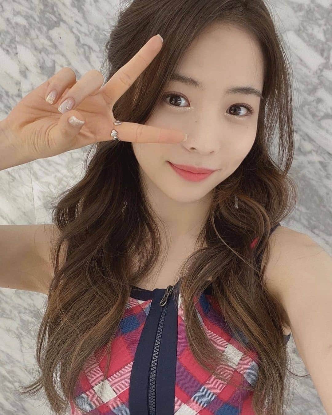 のインスタグラム：「今日は日本に帰ってきて初スッキリ生出演させて頂きました~‼︎🌈✨ 皆さんご覧いただけましたか〜⁇  NiziUの明るいパワーをチャージして、明日も一日頑張って下さい♡  오늘은 일본에서 첫 슷키리 생방송 출연이었습니다~!!!💓💓  NiziU 파워를 충전해서 내일도 하루 힘내세요!🥰  #niziu #maya #🦢」