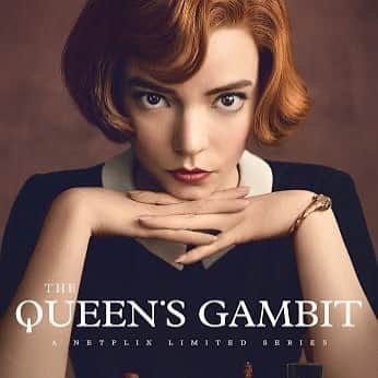 大根仁のインスタグラム：「Netflix「クイーンズ・ギャンビット」これは面白い！天才チェス少女物語かと思いきや、１話からドラッグや性の目覚めなどの禁忌を絡ませ、それでいて王道の選ばれし天才のストーリー。チェスとの出会い、他者による才能の発見の描写も胸踊る。それでいて映像も衣装も美術もフェティッシュ。ＣＧ使いも上品。ヤバいな、これは。」