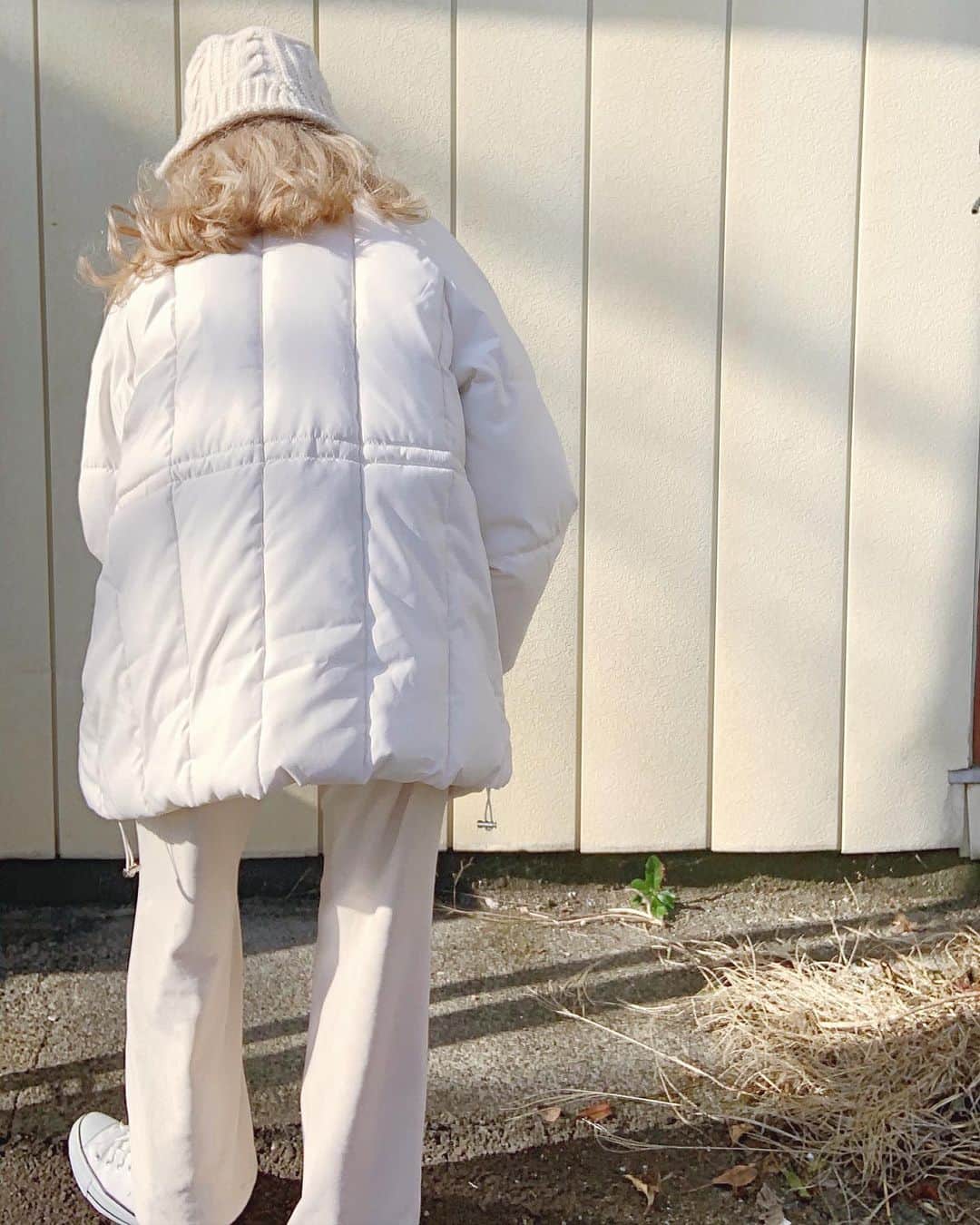 中谷愛のインスタグラム：「今日のdayoffふく。 まっしろちゃんでした⛄️ ニットバケハと長そでbigダウンは.. 🤫🆕♡ #ai__code」