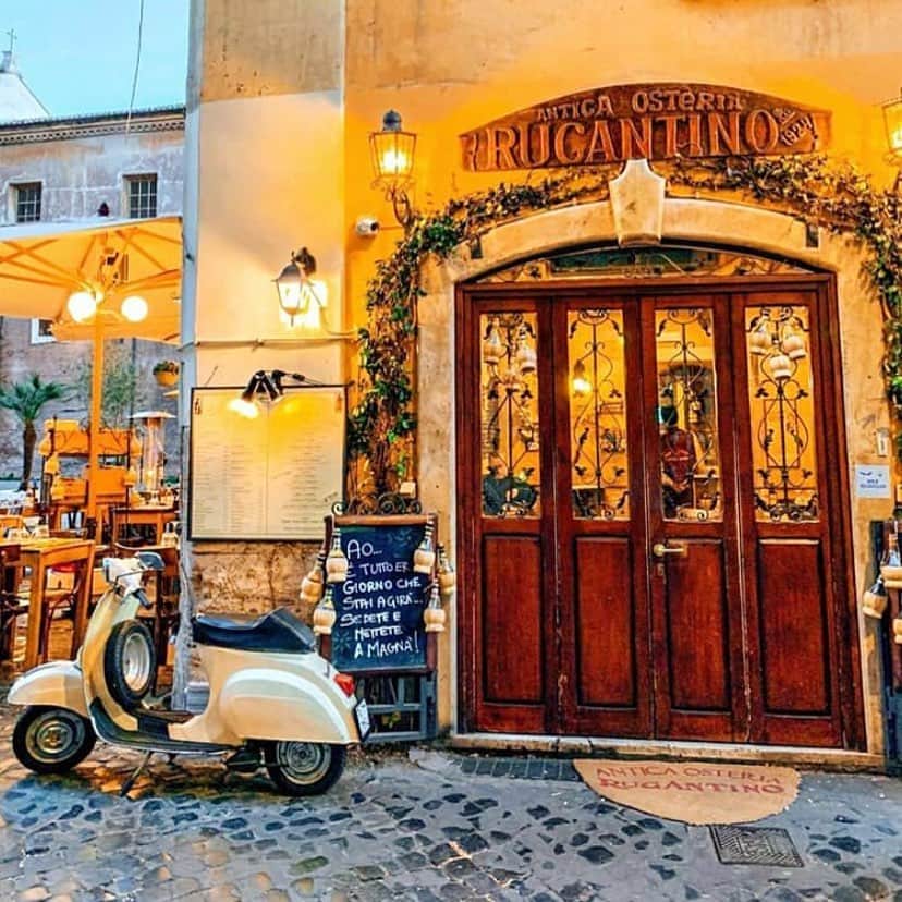 サッチン+バビのインスタグラム：「What we wouldn’t give right now to dine at this sweet spot on one of Rome’s most charming corners. #dream, #instagood #instatraveling, #italyiloveyou Credit: @myhomeros」