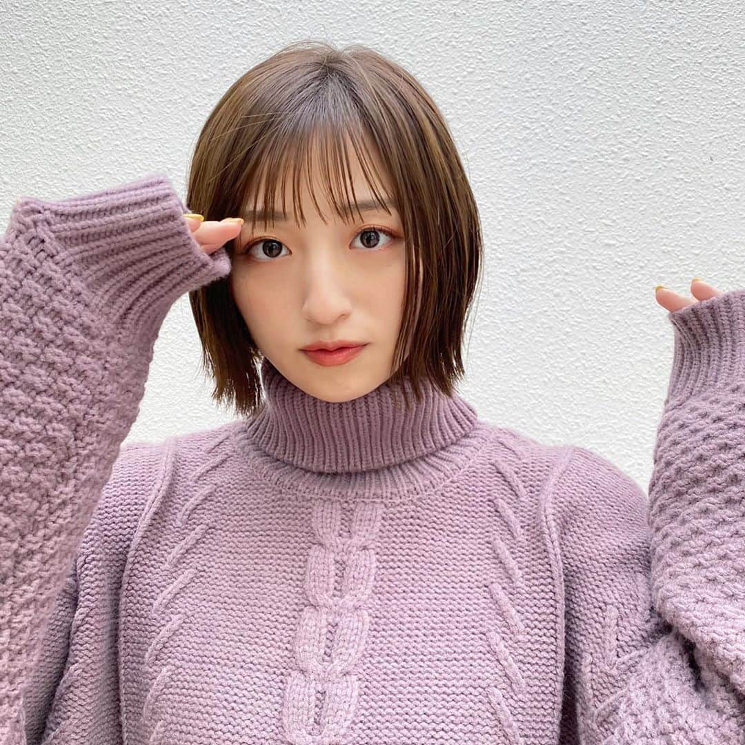のインスタグラム：「﻿ ﻿ 今年はパープルとかグリーンなどの﻿ 新しいカラーに挑戦した1年🍃﻿ ﻿ ﻿ デザインも少し変わった服が好きになったり﻿ なんだか好みが変わる1年でした﻿ ﻿ ﻿ ﻿ ﻿ でも嫌いな食べ物は小さい頃から変わらず﻿ 玉ねぎとピーマンです﻿ ﻿ ﻿ ﻿ #ニット#紫コーデ#がきんちょみたいな嫌いな食べ物#変わりたい#好き嫌いなくしたい#けど無理だった」
