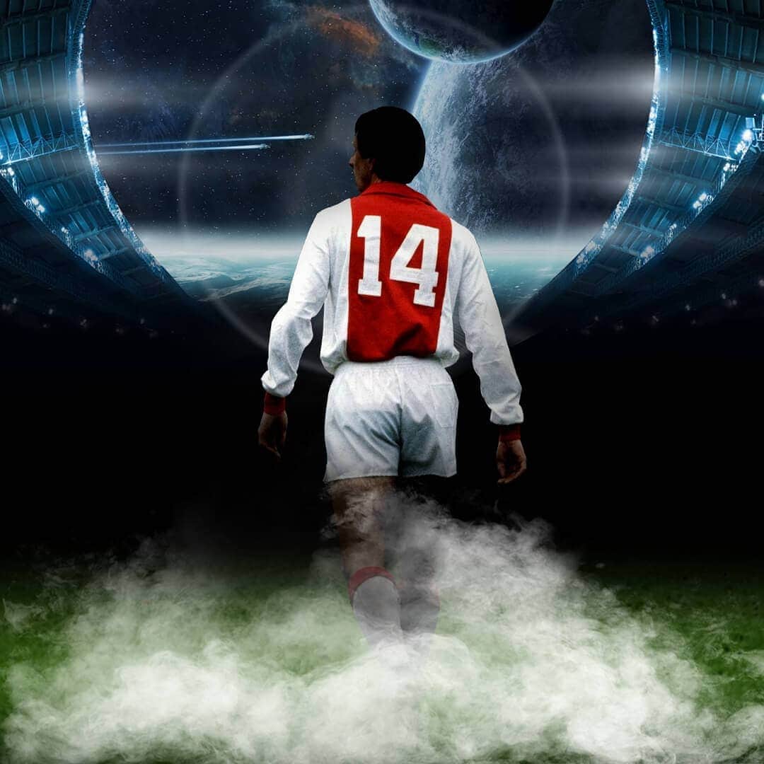 ヨハン・クライフのインスタグラム：「14 FOREVER. Arguably the most iconic trademark of Johan. To honour this trademark @cruyff introduces the INFINITY capsule collection. Innovating the Cruyff sneakers you are familiar with, including a special hidden gift!  14 pairs within the Infinity Capsule are provided with something special: the iconic NR 14 logo. Check inside the see-through INFINITY unit if you are the lucky buyer and win a complete Cruyff outfit for the years to come!  Find out more online via www.cruyff.com and shop the INFINITY capsule collection. #CruyffLegacy」