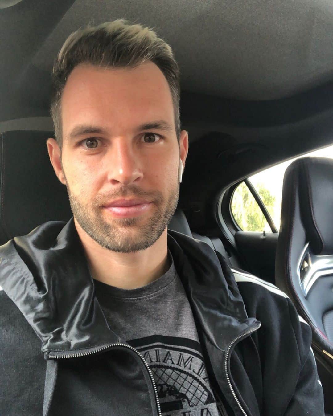 ヘスス・フェルナンデス・コラードのインスタグラム：「Selfie!! 🤳🏼😊🚗 #picoftheday#instamood#selfie#reflexions#haters Think about this.. You got 20 likes when you post a Ig photo and when you post the same pic in your story over 200 people view it!!  Moral of the history:  Most people don’t like you but they are watching you..!! 👀🤦🏼‍♂️ Let’s try..😝🙈🤣」