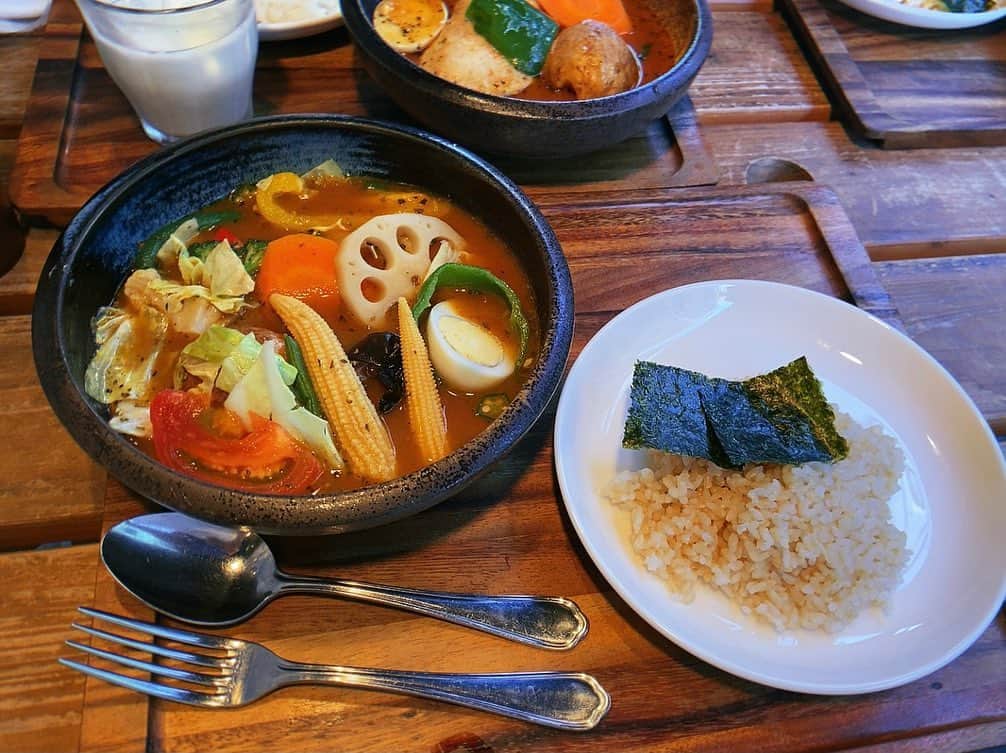 西山なずなのインスタグラム：「. 14種野菜のスープカレー🍛 野菜好きにはたまらんね〜🤤 おなかいっぱい食べた〜おいしかった♡」
