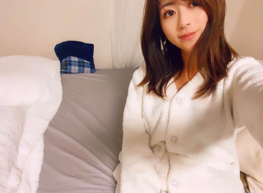 青木茉里奈のインスタグラム：「🍂 もこもこパジャマ、今年も愛用してます。 着心地も良くて、暖かいからまだ東京のお家暖房つけてない..✨睡眠の質も上がっている気がします🧡 おやすみなさい🌙 _ _ _ _ _ _ _ _ _ _ _ _ _ _ _ _ _ _ _ _ _ _ _ _ _ _ _ _ _ _ _ _  #衣替え #冬物  #goodnight」