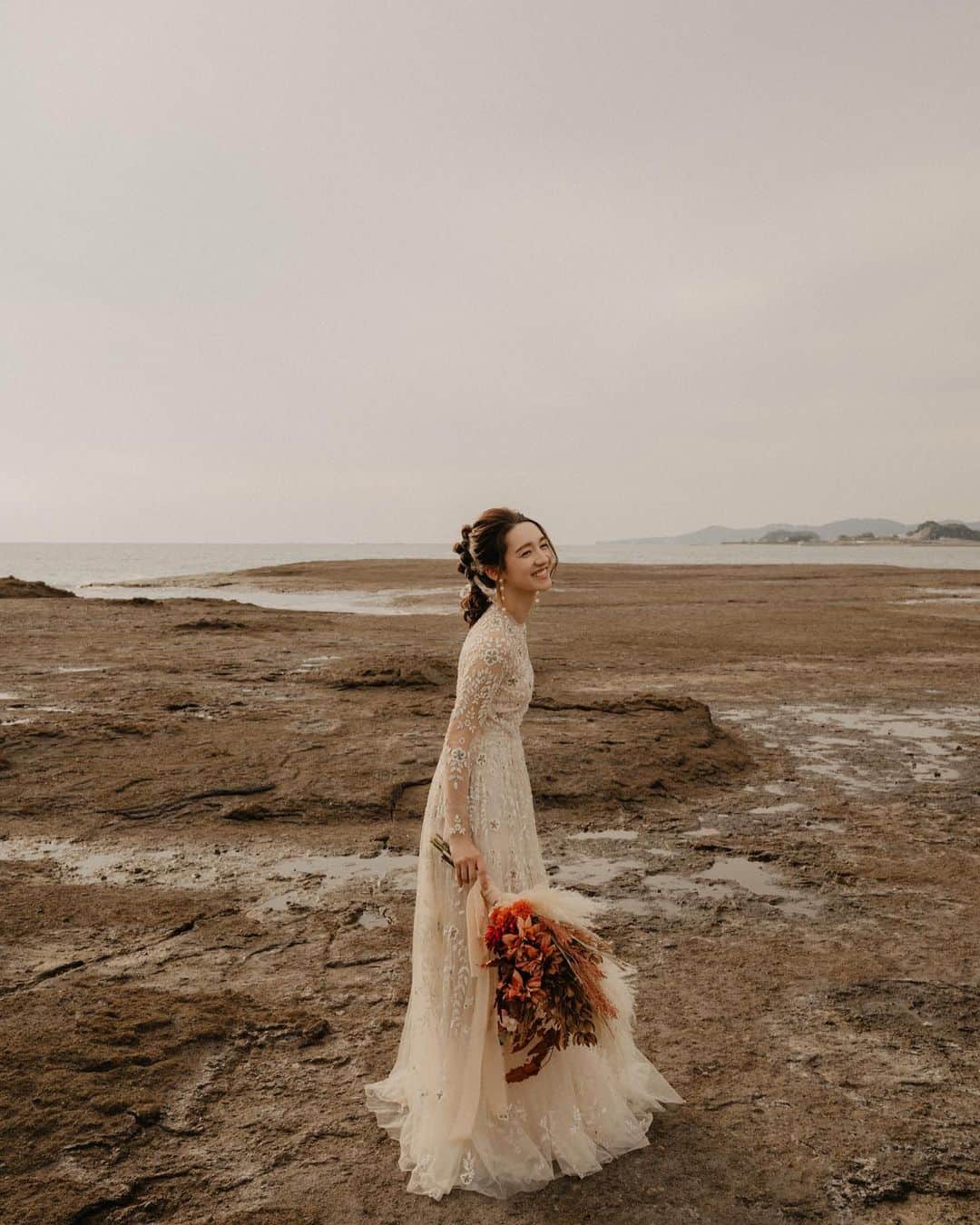yuinaさんのインスタグラム写真 - (yuinaInstagram)「きっとまだ届くけど。😌 #weddingphoto #wedding #dress #前撮り #wedding  #instajapan #l4l」10月27日 22時13分 - yuina_xg