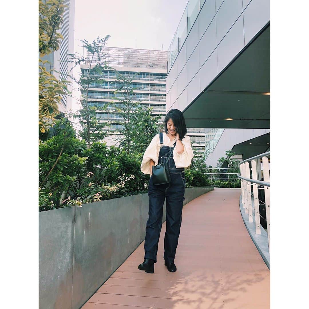 原田沙奈子さんのインスタグラム写真 - (原田沙奈子Instagram)「デニムでさっぱりしたいし、少し女子っぽくもしたいし。 の日は @ragandbone のオールインワンに @abel_tokyo のボリューム袖のトップスを合わせた。  なんか、気取らなくて良い、今の気分。  ハイカットスニーカーを合わせようと思ったのだけど、家なき子みたいになったから慌てて @acnestudios のヒールのあるブーツにした。←懐かしのドラマ  ホント、どーでもいい話なんだけど。 今朝旦那さんにオールスター感謝祭的な感じで「さて！今日の私は何が違うでしょーか？」とふざけて言ったら。  「髪の毛の分け目」と冷静に正解を出してきた。  まさか当てると思ってなくて、こんな顔したけど😳ちょっと嬉しかった。  でも、質問後に「Ready go!」は言わせて欲しかったかなって。  #デニムコーデ#オールインワン#サナコ_服」10月27日 22時14分 - sanakoharada