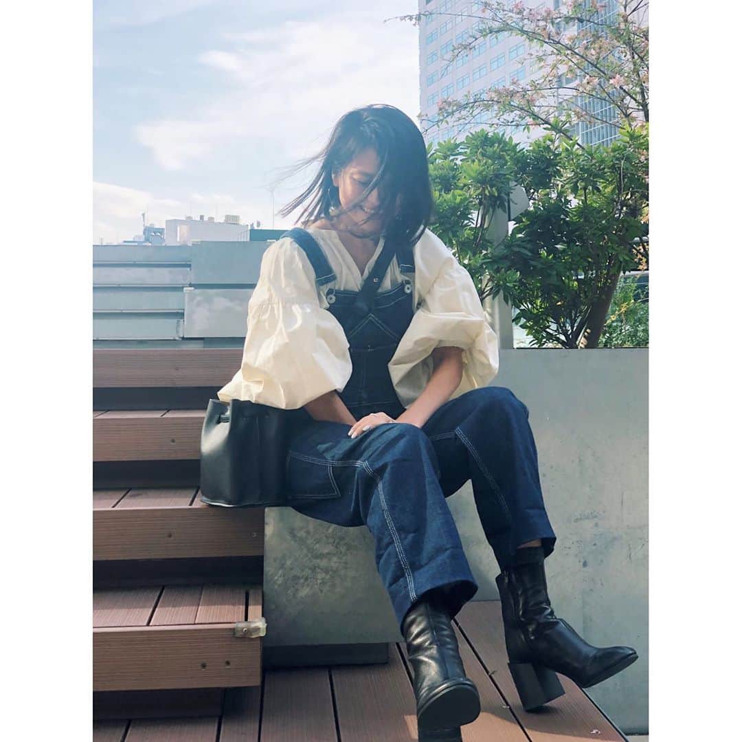 原田沙奈子さんのインスタグラム写真 - (原田沙奈子Instagram)「デニムでさっぱりしたいし、少し女子っぽくもしたいし。 の日は @ragandbone のオールインワンに @abel_tokyo のボリューム袖のトップスを合わせた。  なんか、気取らなくて良い、今の気分。  ハイカットスニーカーを合わせようと思ったのだけど、家なき子みたいになったから慌てて @acnestudios のヒールのあるブーツにした。←懐かしのドラマ  ホント、どーでもいい話なんだけど。 今朝旦那さんにオールスター感謝祭的な感じで「さて！今日の私は何が違うでしょーか？」とふざけて言ったら。  「髪の毛の分け目」と冷静に正解を出してきた。  まさか当てると思ってなくて、こんな顔したけど😳ちょっと嬉しかった。  でも、質問後に「Ready go!」は言わせて欲しかったかなって。  #デニムコーデ#オールインワン#サナコ_服」10月27日 22時14分 - sanakoharada