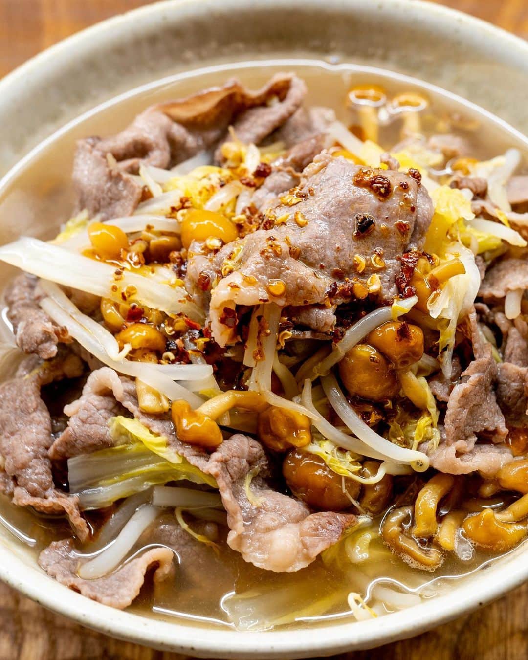 のインスタグラム：「遅くなったのでサッとできるものをと、にゅうめん。もやしと白菜となめこを煮込んで、牛コマにさっと火を通しました。鶏と貝柱の顆粒だしに、いりこつゆ、ナンプラーと塩。とろみがあるし、花椒オイルをかけたから、食べると汗だく。」