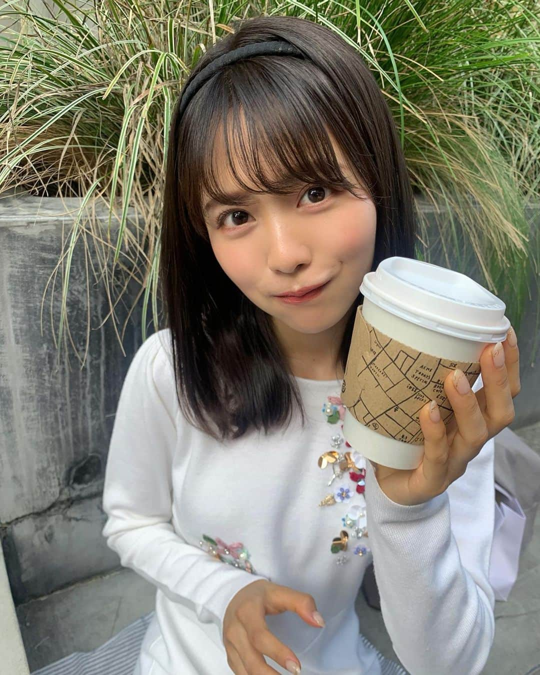 新田さちかさんのインスタグラム写真 - (新田さちかInstagram)「ホットの季節☕️﻿ ﻿ カチューシャは、高校生の時に百均で買ったやつ、な気がする🤭💭﻿ ﻿ 10/31 17:00〜チェックしたかな？✨﻿ 残り5日全力で楽しもう🐈🐈﻿ ﻿ #カチューシャ #ミディアムヘア #ワンピース」10月27日 22時24分 - sachat__official