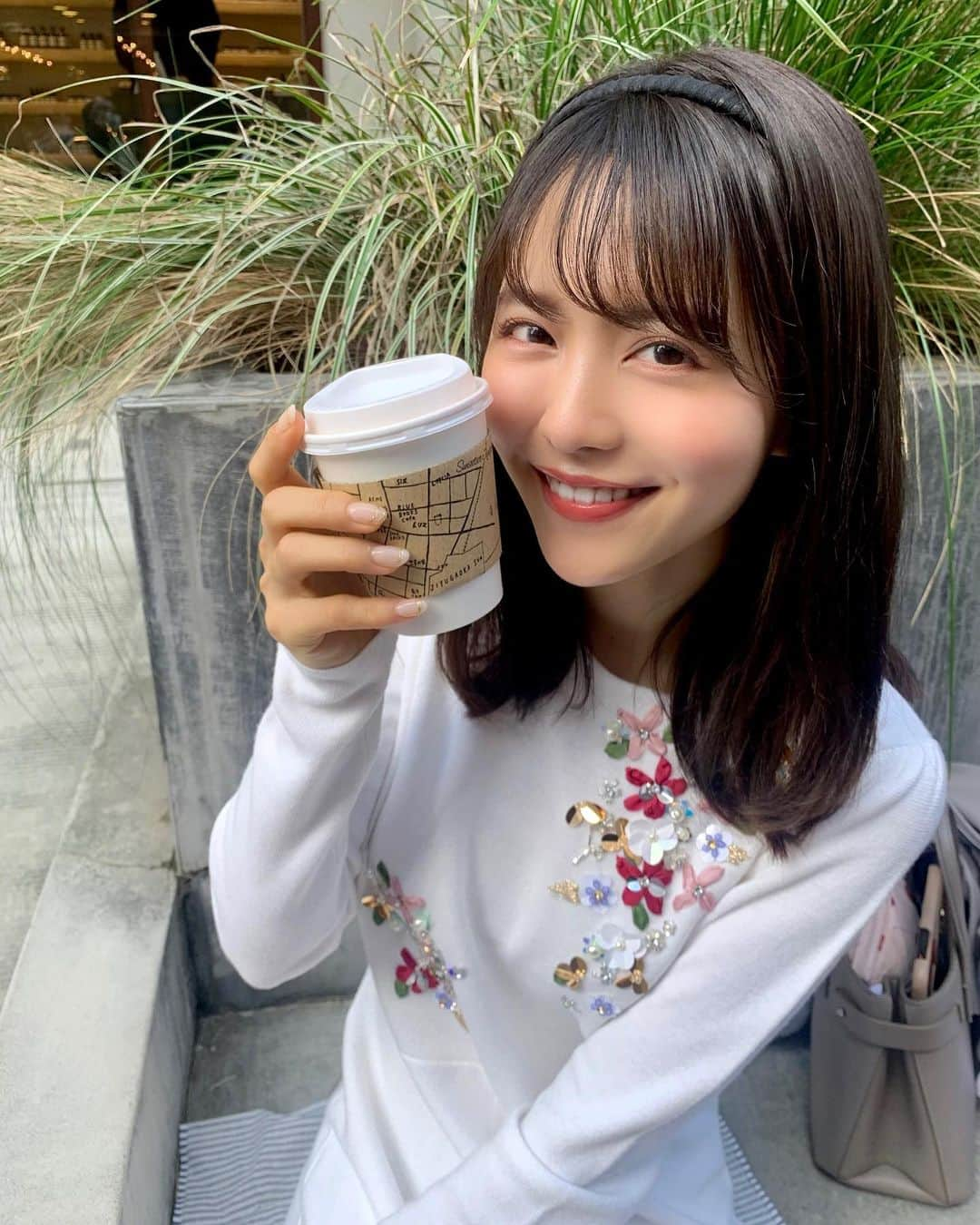 新田さちかさんのインスタグラム写真 - (新田さちかInstagram)「ホットの季節☕️﻿ ﻿ カチューシャは、高校生の時に百均で買ったやつ、な気がする🤭💭﻿ ﻿ 10/31 17:00〜チェックしたかな？✨﻿ 残り5日全力で楽しもう🐈🐈﻿ ﻿ #カチューシャ #ミディアムヘア #ワンピース」10月27日 22時24分 - sachat__official