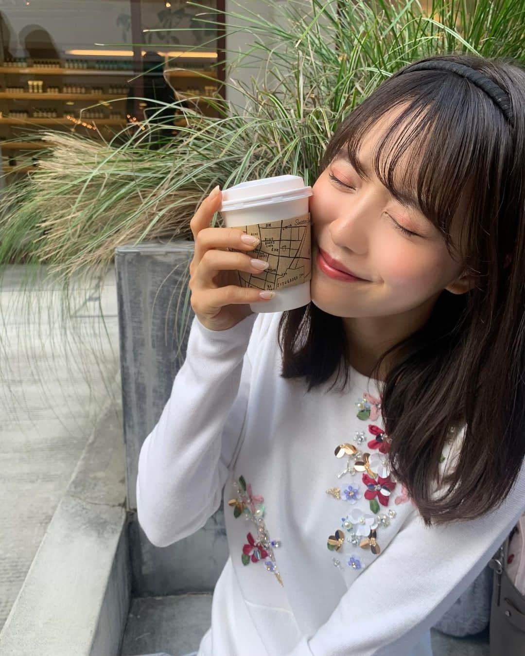 新田さちかさんのインスタグラム写真 - (新田さちかInstagram)「ホットの季節☕️﻿ ﻿ カチューシャは、高校生の時に百均で買ったやつ、な気がする🤭💭﻿ ﻿ 10/31 17:00〜チェックしたかな？✨﻿ 残り5日全力で楽しもう🐈🐈﻿ ﻿ #カチューシャ #ミディアムヘア #ワンピース」10月27日 22時24分 - sachat__official