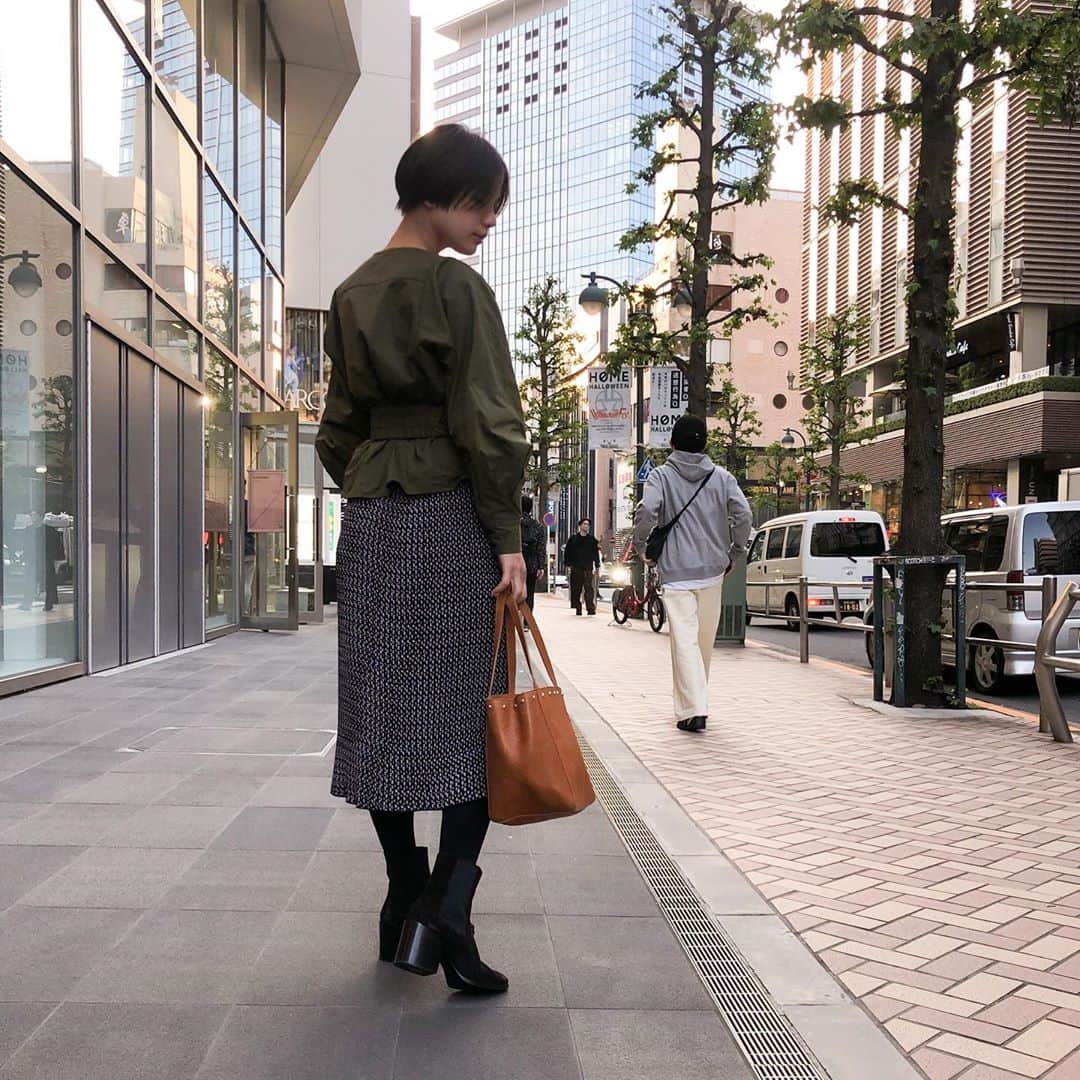 石川瑠利子のインスタグラム：「. . たまにはスカートも🙆🏻‍♀️ ヒールがあるものをはくと背筋が伸びていいよね😎💕 . . #fashion #code #driesvannoten」