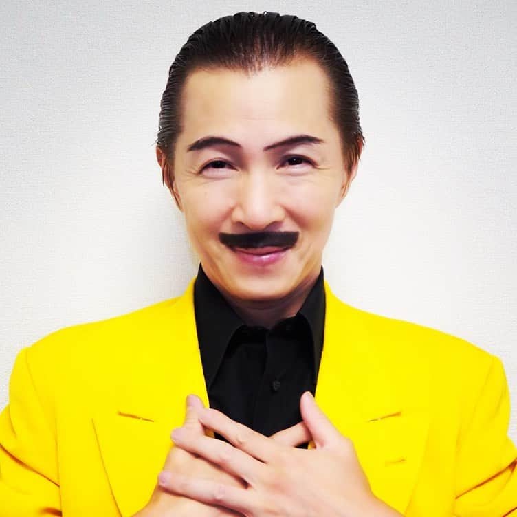 アキ（荒木良明）のインスタグラム：「誰が去って誰が入っても、いる仲間でお客さんに向けて最大笑ってもらいたい１択。94歳くらいまで生きると言われる僕は、直前まで舞台に立っていたいと思うし、そのときまで、いぃよぉ〜とささやいて、アドリブで笑って、ムーンウォークまで見てもらえたらと思う。吉本新喜劇はたどり着いた僕の理想。あとは出番やね笑笑  ほんと皆さんのおかげで、ここまで連れてきてもらいました！！引き続き皆さんと一緒に笑いたいよぉ〜 よろしくおねがいしまーす🤗 11月4日、感謝の気持ちを込めてYouTubeライブ配信させてもらいます‼︎  https://youtu.be/w9nvFA6MV-M  #吉本新喜劇アキ」