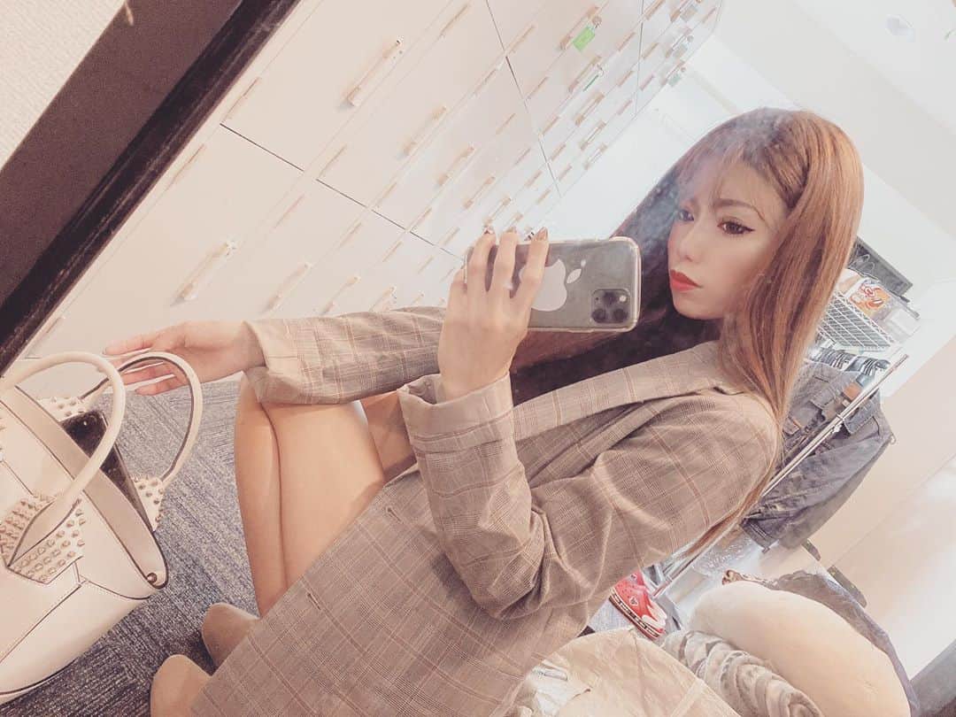 あゆかのインスタグラム：「寒いけど足出してく🦵笑 秋になるとブーツばっかり👢で パンプス一切履かない😂 冬はロングブーツオンリーw みんなはブーツ女子すき？  .  #千葉キャバクラ#千葉富士見キャバ嬢#千葉富士見町キャバ嬢#千葉富士見キャバクラ#arドレス#ジュエルズドレス#コロナに負けるな#コロナに負けるな日本#オンラインキャバクラ#ファッション好きな人と繋がりたい#ヘアメイク#お家スタイル#息してる？#followｍe4 #follow4like#followtrain」