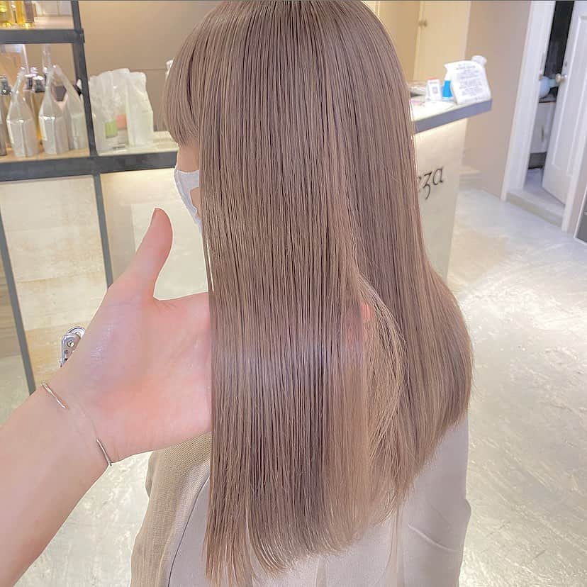Beleza_official_instagramのインスタグラム：「ハイミルクティーベージュ👼 . ブリーチ2回です！ .  ブリーチは誰に任せるかで仕上がりが全く違います。 .  絶対に失敗したくない方は是非指名予約をおすすめします！！ . 僕だけのオリジナルレシピとマル秘テクニックで艶々サラサラハイトーンにします！！」