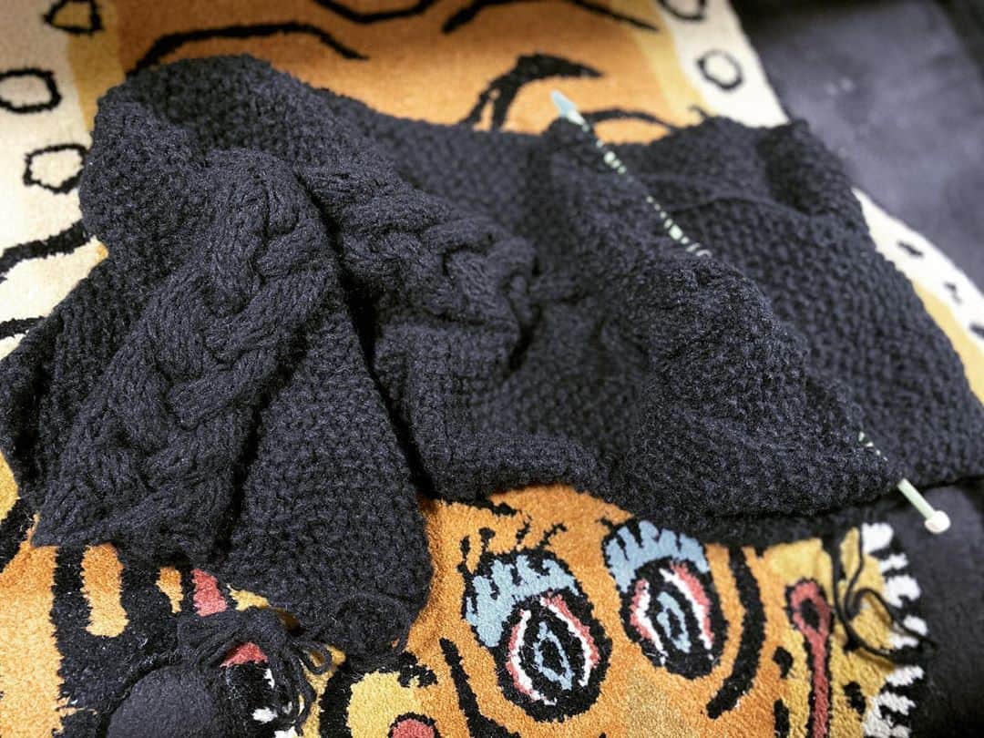 西国原礼子さんのインスタグラム写真 - (西国原礼子Instagram)「衣替えと共に、2年前？に編んでてまだ途中のマフラーが出てきたけど、この編み手順忘れたし、メモ書き見てもなんのこっちゃわからない💦なので、ここでもう伏せ留めしてスヌードにすることにしましょう🧶😅  #snood #handmade #scarf」10月27日 22時38分 - rachel_thousand