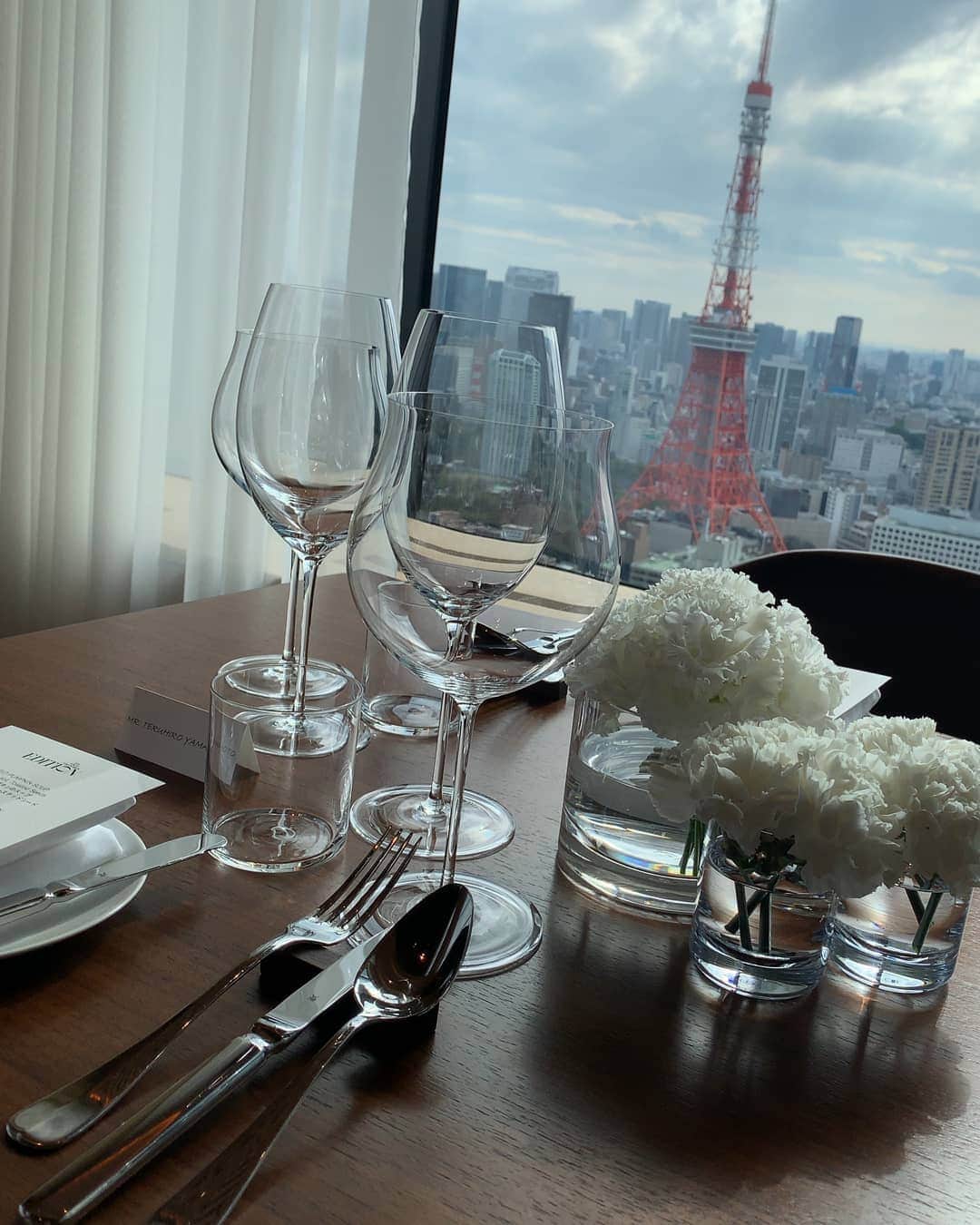 ELLE DECOR JAPANさんのインスタグラム写真 - (ELLE DECOR JAPANInstagram)「【早速泊まりたい！あのホテルが東京に上陸】 虎ノ門の「東京ワールドゲート」の31～36階に、世界で11軒目のエディションホテルとなる「東京エディション虎ノ門」がオープン！ . クリエイティブディレクションは「いつの日か東京でホテルを手掛けることを夢見ていた」というイアン・シュレーガー 。  内装デザインは彼が「素晴らしい建築家」と讃辞を送る、隈研吾さん率いる隈研吾建築都市設計事務所が担当。オープンラッシュが続く東京に、またひとつ訪れるのが楽しみなアドレスが誕生！🥂  気になる内観をご紹介✨ 1枚目　Restaurant 「The Blue Room」 2枚目　Mr. Ian Schrager 3枚目　Bar 「Lobby Bar」 4枚目　Restaurant 「The Blue Room」 5枚目　Terrace Suite（Room） 6枚目　Terrace Suite（Terrace） 7枚目　Private Pool 8枚目　Restaurant「The Jade Room + Garden Terrace」(2021 Open) 9枚目　Bar「Gold Bar at EDITION」(2021 Open) 10枚目  Elevator Hall「How High the Moon armchair」by Shiro Kuramata . . #elledecor #elledecorjapan #エルデコ #ホテル #ハイエンドホテル #goto #gototravel #東京エディション虎ノ門 #TokyoEDITIONToranomon #虎ノ門エディション #隈研吾 #kumakengo #建築家 #ianschrager #イアンシュレーガー #Marriott #マリオット #editionhotel #エディションホテル #ブティックホテル #ホテル好きと繋がりたい #ホテルラウンジ #ホテル巡り」10月27日 22時39分 - elledecorjapan