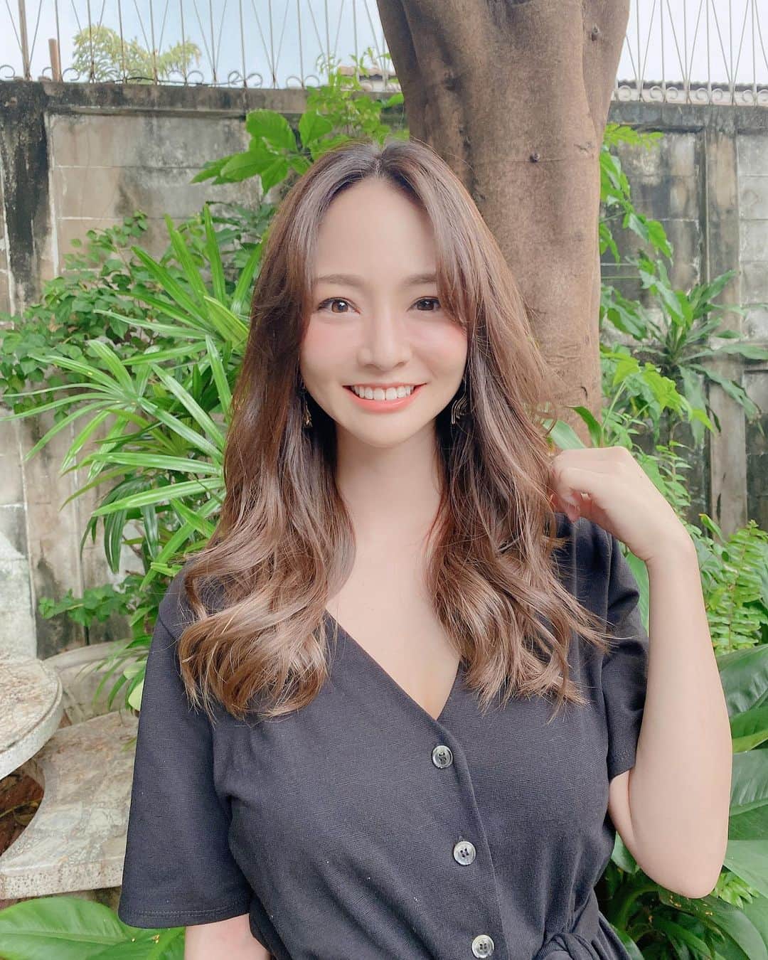 のインスタグラム：「全頭カラーは久しぶり❣️ 明るくなってオレンジっぽい色になってたのでくすみ系の大人カラー入れてもらいました💓  バッチリ決まりましたぁ👍✨  ハイライトが目立ってくるともっと立体感出るんだろうなぁ( *´艸｀)楽しみ  Bell otonagamiは日本のカラー剤やトリートメント使ってるので髪のダメージが全然なくカラーできる♡ いつもサラサラになって帰れるのでHAPPYです💕♫  #大人ヘア #大人ヘアカラー #グラデーションカラー #ハイライトカラー #バンコク美容院 #バンコク美容室 #バンコクヘアサロン #ママヘア #バンコク生活 #バンコクライフ #バンコク在住 #バンコク暮らし #haircolor #hairstyles #hairstyle #bangkoklife #bangkokhairsalon」