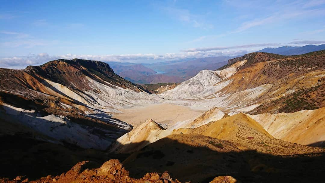 桜花さんのインスタグラム写真 - (桜花Instagram)「カッコいい火口🍀 かこうだけに、、！  沼の平🗻🌷  大迫力のスケールに圧倒されました🍀  #火口  #沼の平 #沼ノ平  #安達太良山」10月27日 22時46分 - mountainohka