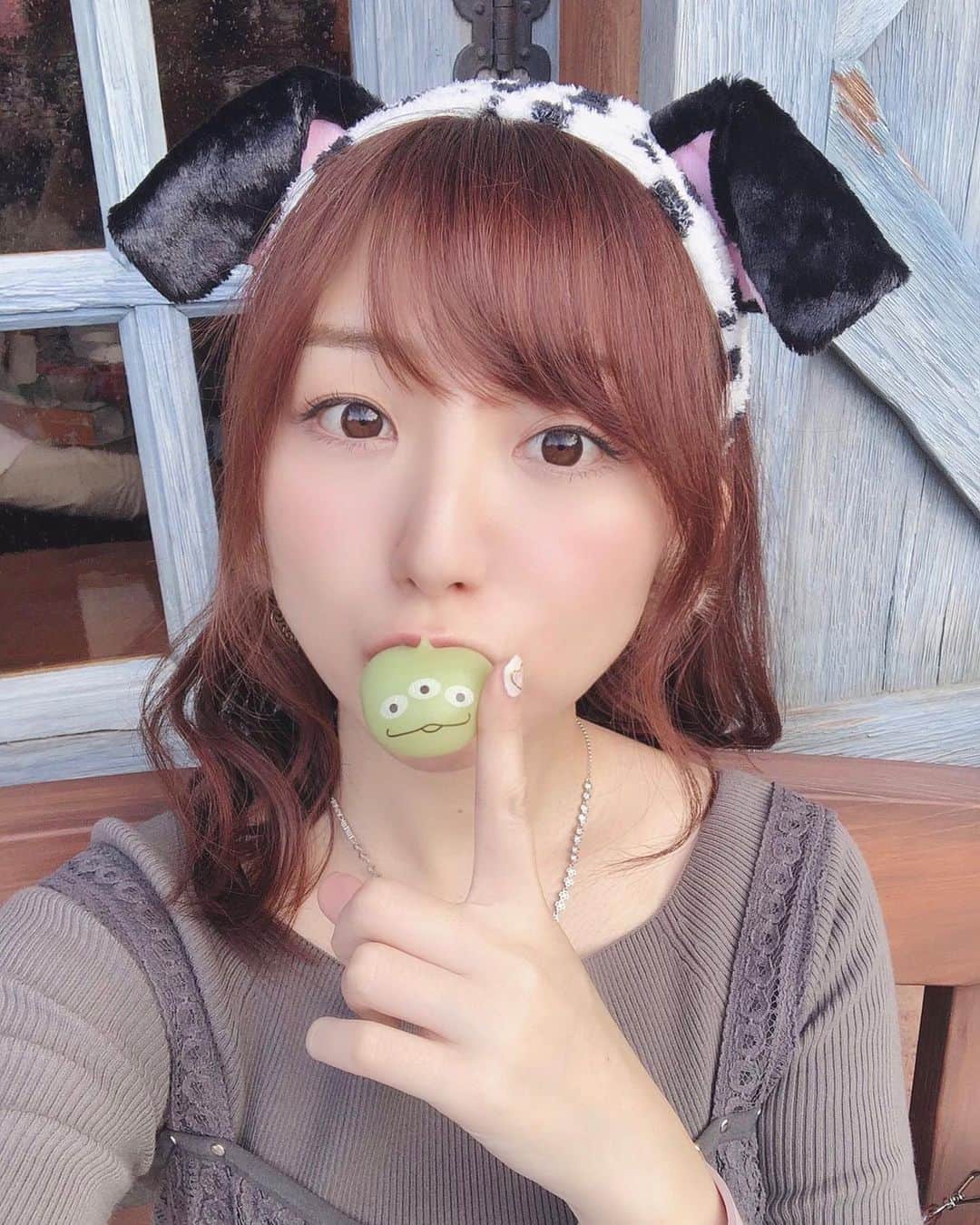 尻無浜冴美のインスタグラム：「みんながよく撮ってる#リトルグリーンまん  口でぱくってやるやつやりたくて頑張って撮ってたら伸びた😇❤吸引力🤣🤣  50回くらい撮ったのでまた載せます😇笑  #リトルグリーンメン  #ディズニー  #ディズニーランド  #ディズニーシー  #disneyland  #101匹わんちゃんヘアバンド」