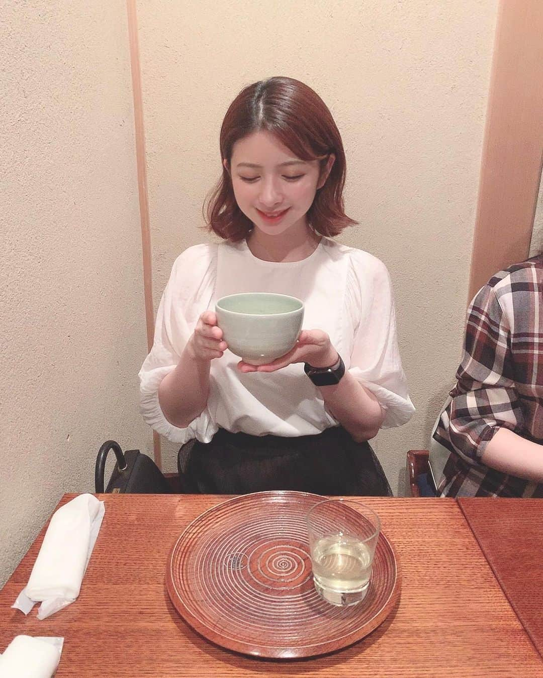 綾瀬麗奈さんのインスタグラム写真 - (綾瀬麗奈Instagram)「. 京都でお抹茶をいただきました😌💐 妹が行きたかったお店🍵  私は普通のお抹茶で、妹は濃い目のお抹茶。 濃い目の濃さが凄かった🤣🤣 今度グルメアカウントの方に載せますね😂 もったり、ドロドロと、口にへばりつく感じ。、 後から薄めることもできるので、試してみるのもありかな🙆‍♀️  また京都行きたいなぁ。 行きたいお店たくさんある🧸💓 . . . #一保堂茶舗 #一保堂 #京都カフェ #御所南 #中京区カフェ #京都市役所前カフェ #京都観光 #京都旅行 #お抹茶」10月27日 22時55分 - ayasereina