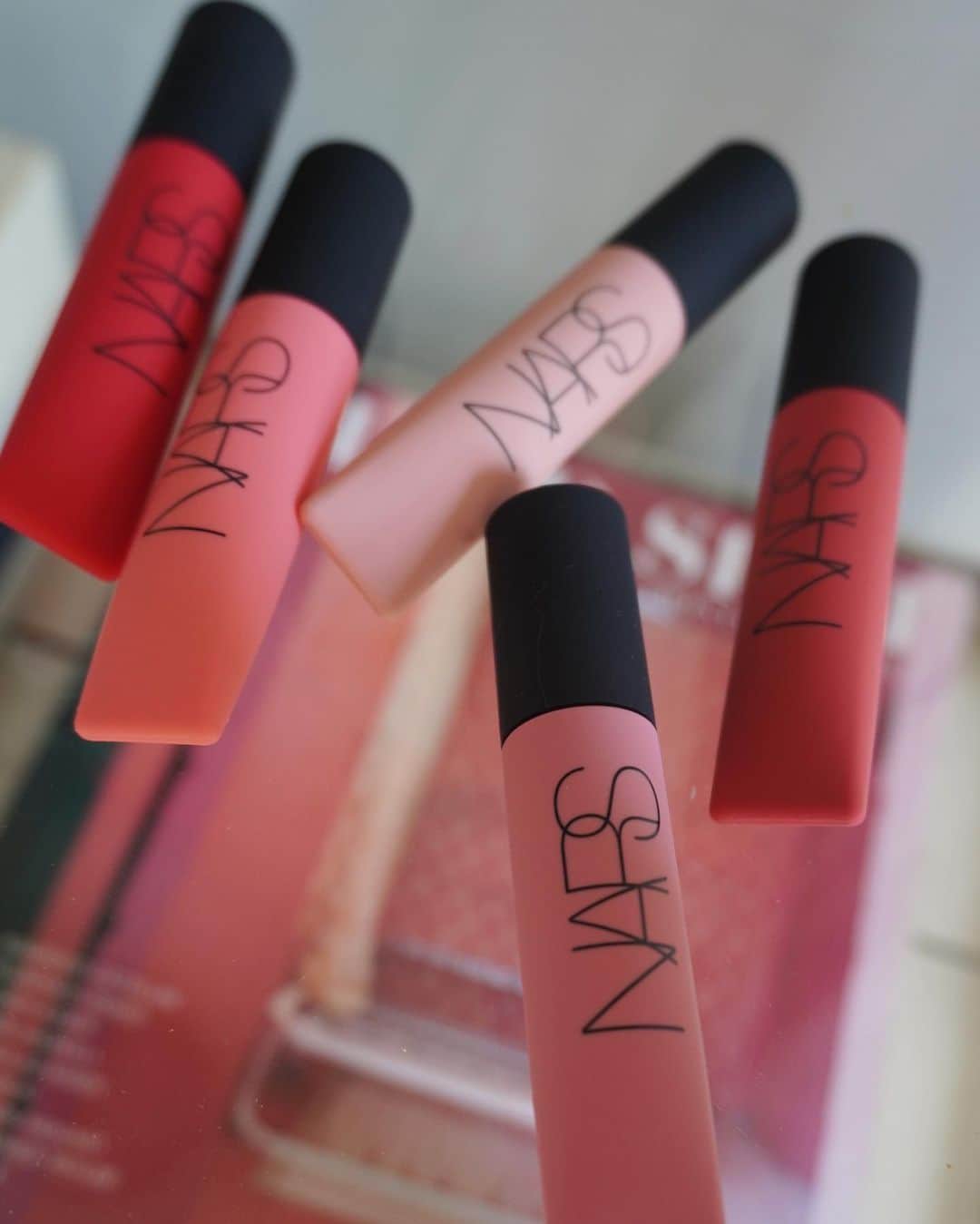 JUNNAのインスタグラム：「@narsissist の エアーマットリップカラー  絵具の様な発色の良いカラー 塗ったらビックリ  ふわっふわ  さらさら  発色はじんわり  新感覚。  唇がふわふわ。  重ねてぼかせるから じんわり血色の演出が簡単  特に"ブリックレッド"と"ピンクヌード"がお気に入り🤭  2枚目に5色比べた動画を入れてみたよ 比べてみると唇の色でメイクまで違って見えるし 本当に印象が変わる👀  #narscosmetics #narslipstick #youtube #コスメ#メイク #メイク動画 #リップ#カラー #コスメレポ#動画#メイクアップ #コスメ好き」