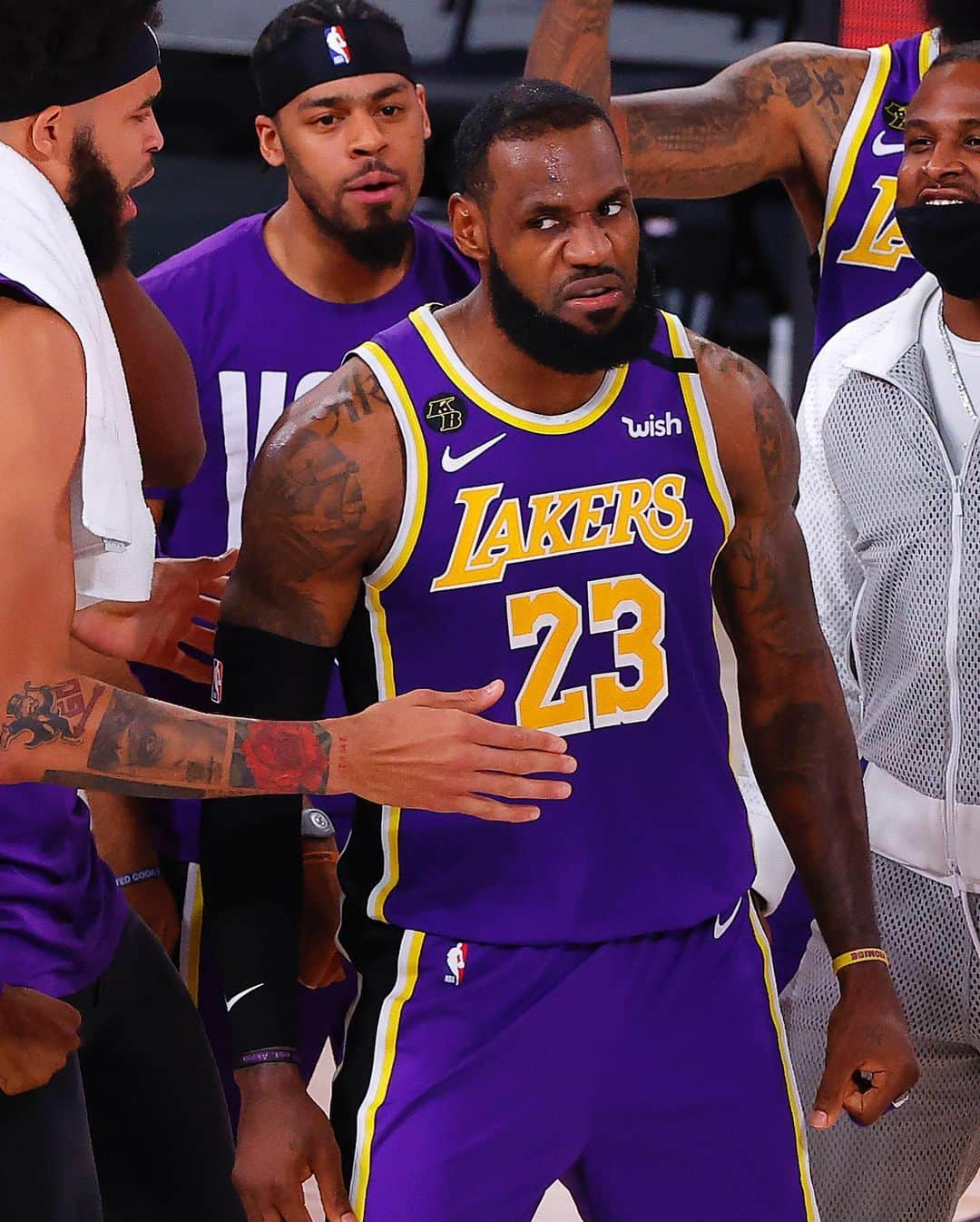 NBAさんのインスタグラム写真 - (NBAInstagram)「Competition at its finest.. the @kingjames & @jimmybutler duel in the #NBAFinals! 🙌🏽 #BESTofNBARestart」10月27日 23時03分 - nba