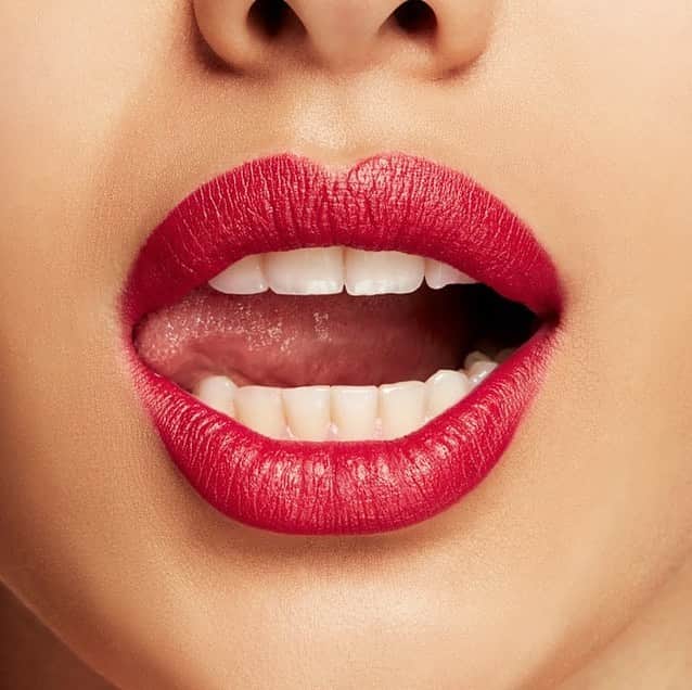 のインスタグラム：「You’ve seen the kit, now here’s the lips. As if you needed anymore persuading to put the Fireworked Like A Charm Kit on your wishlist.⁠⠀ ⁠⠀ 💄Creamy matte lipstick⁠⠀ 💋Precise and long-lasting ⁠⠀ 😘 High-shine formula⁠⠀ ⁠⠀ What are you waiting for? Go, Go, GO!⁠⠀ ⁠⠀ Order:⁠⠀ 1. Rocket Woman⁠⠀ 2. Boisterous⁠⠀ 3. Burst On The Scene⁠⠀ ⁠⠀ #MACCFrostedFirework #MACChristmasGifts #MACChristmasGifts #MACCosmeticsUK #MACCosmetics  #MACChristmas #MACHoliday ⁠⠀」