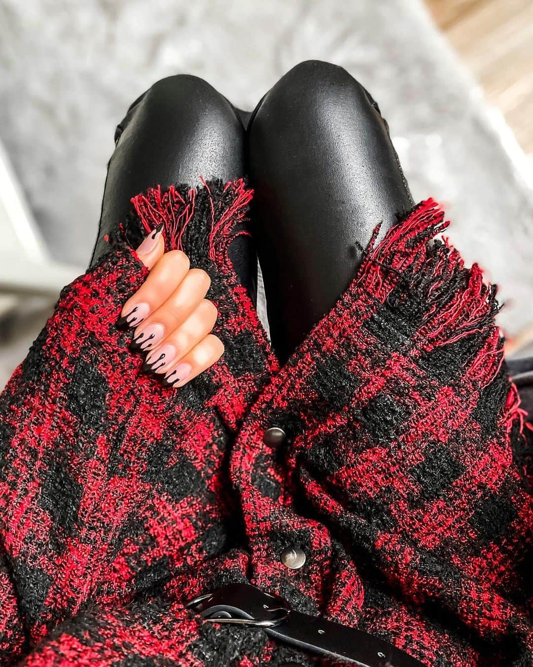 アガタ・クリゲルのインスタグラム：「Fall vibes 🥰🍁 Nails obviously by my fave @mon.zak 😍 #sweaterweather #nails #polishgirl #polskadziewczyna #ootd #fall」