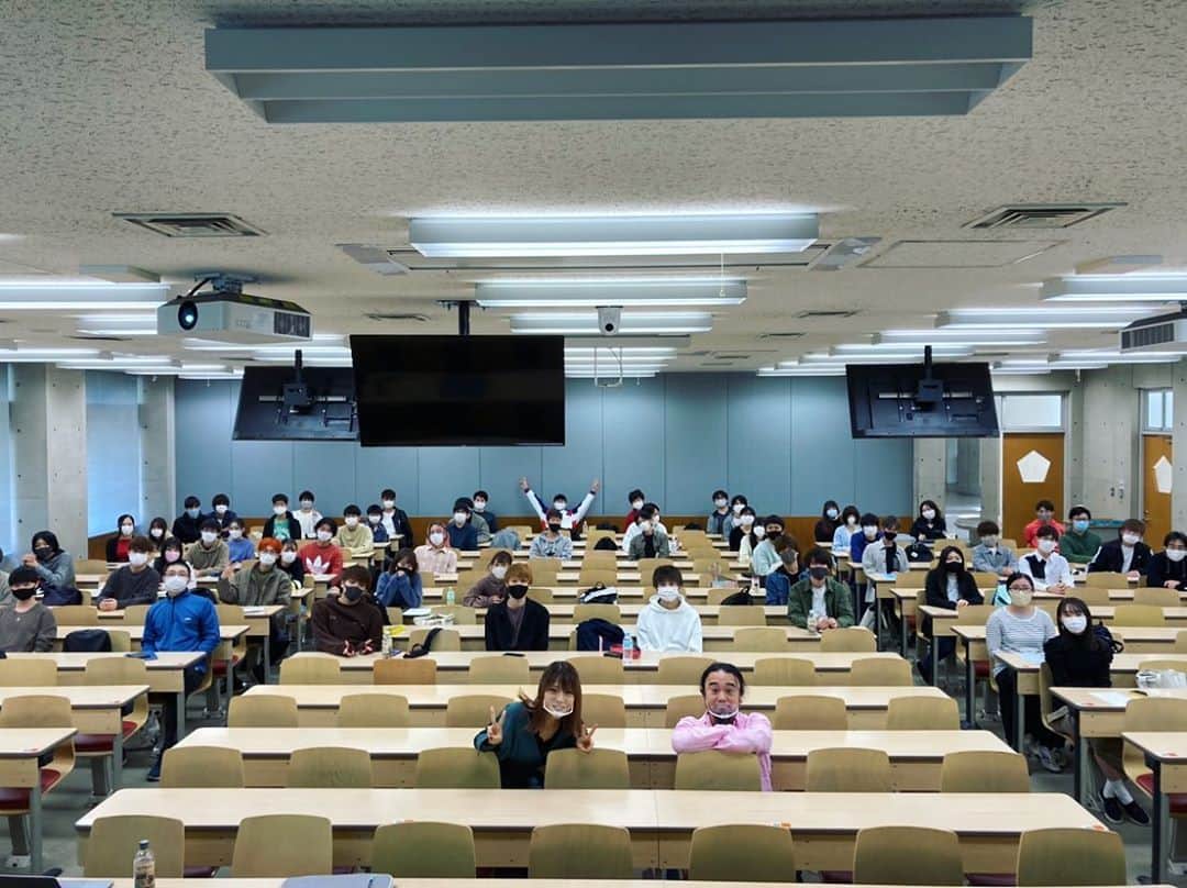 小川麻琴さんのインスタグラム写真 - (小川麻琴Instagram)「2012年から毎年登壇させて頂いている東洋大学での授業ですが、今年も無事に終える事が出来ました☺️  キャンパスで受講してくれた学生の皆さん、オンラインで受講してくれた学生の皆さん、本日はありがとうございました。  今年は三密を避けるため、 キャンパスでは例年の半分以下の収容になっていましたが、カメラの向こうでは200人ほどが見ていると思うと新しい授業の形ですね😳  毎年このような貴重な場を提供して下さる藤本教授にも感謝です😌✨  #東洋大学 #講義  #毎年恒例 #有り難い #貴重な経験」10月27日 23時05分 - 1029_makoto