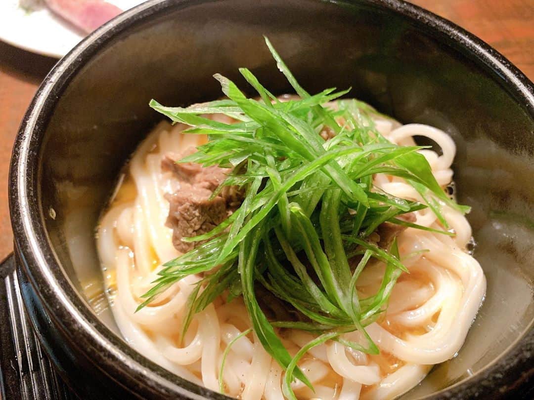 のインスタグラム：「行きつけのお店で最近できた新メニューが最高すぎる件✨  私の大好きな焼肉『どうげん』の牛すじとタレを使って作られた釜玉うどん。 やみつきになる味で、食べたばかりなのに…すでにまた食べたい😋  マスターケンちゃん、ご馳走様でした👏  #釜玉うどん #牛すじ  #焼肉 #どうげん  #美味しい #やみつき #また食べたい」