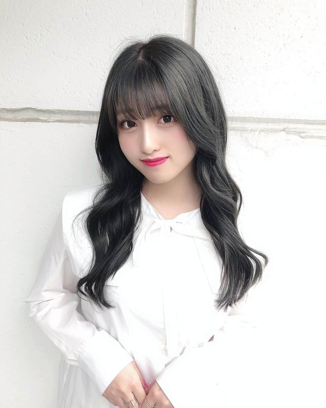 のインスタグラム：「. . またまたガラリとイメチェン！ グレージュカラーにしたよん🐨 . 透明感を残しつつ暗髪に✨ 光に当たると緑っぽく見える気もする〜🌿 . 担当してくださったのは @tabei_1206 さん！ . 冬に向けて暗めのカラーをする時の参考にしてね💇🏻‍♀️」