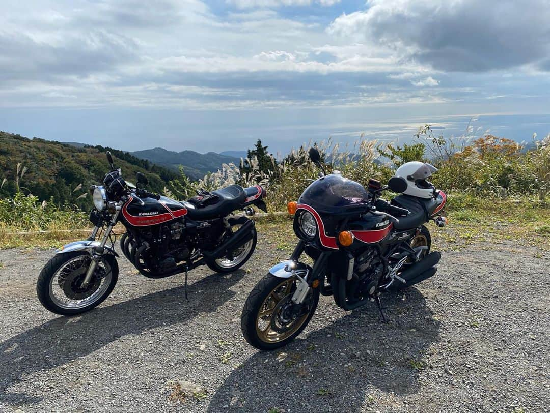 つるの剛士さんのインスタグラム写真 - (つるの剛士Instagram)「今日は早朝から、僕のバイクのカスタムでお世話になっている"DOREMICOLLECTION"（@doremicollectiontokyo） の藤野さんと 新旧Zに跨り、江の島→箱根ターンパイク→バイカーズパラダイス→山中湖→道志道→ヨシムラ工場見学→江の島 の200km🍁ツーリング🏍  天気よくて最高なツーリング日和‼️  気持ちよかったです！！  帰りに"ヨシムラ"の工場へ見学にお邪魔したら、なんと鈴鹿へ出発する直前のマシンが！！ 加藤監督のご厚意で跨らせて頂きました😭 必勝‼️‼️‼️  ※あちこちでyoutube見てますと声かけて頂きありがとうございました😊  #乗るのたの士 youtube #z900rs #Z1 #kawasaki #バイカーズパラダイス　@bipa_jp  #bikelifelab @bikeo_official  @doremicollectiontokyo DOREMI #ヨシムラ　@yoshimura_japan_official」10月27日 23時19分 - takeshi__tsuruno