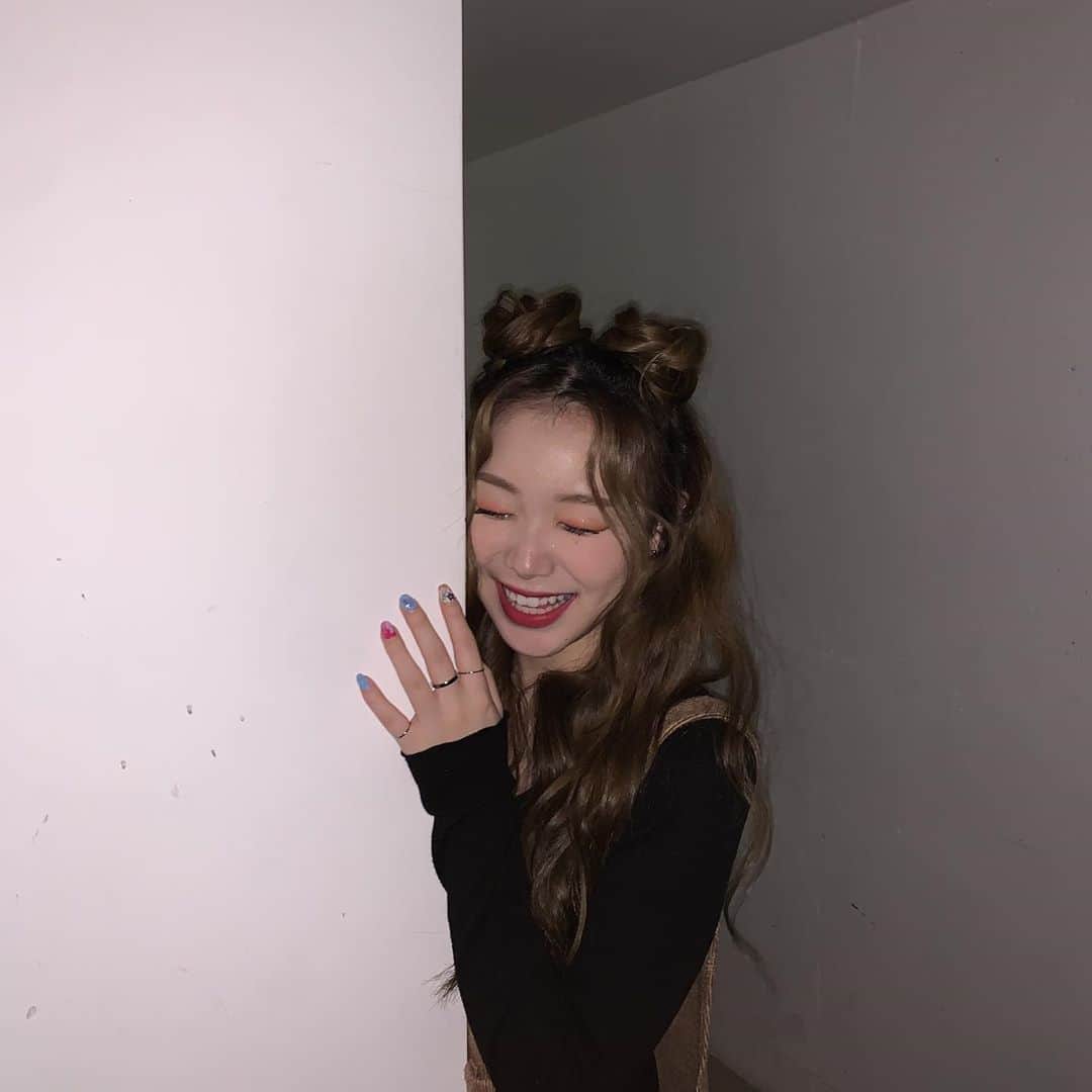 キム・スヒョンのインスタグラム：「머리에 슈크림빵 두개 ٩(◕ᗜ◕)و」