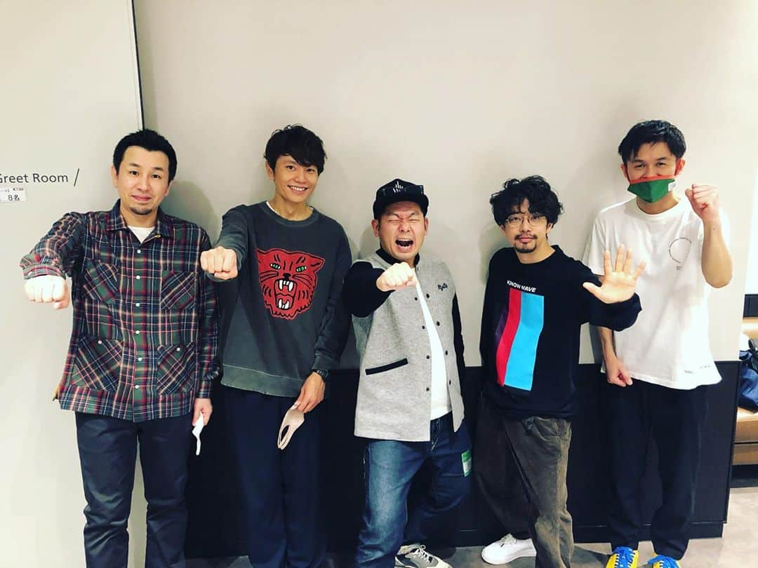 山本高広さんのインスタグラム写真 - (山本高広Instagram)「アジカンライブ行って来たーー‼️‼️‼️ やっぱ生はいい😭🤩😭🤩 最高だった‼️✨‼️✨ 僕も早くお客さんの前でネタやったり歌いたい‼️‼️‼️  #asiankungfugeneration #アジアンカンフージェネレーション #後藤正文（ボーカル・ギター） #喜多建介（ギター・ボーカル） #山田貴洋（ベース・ボーカル） #伊地知潔（ドラムス）」10月27日 23時15分 - _yamamoto_takahiro_