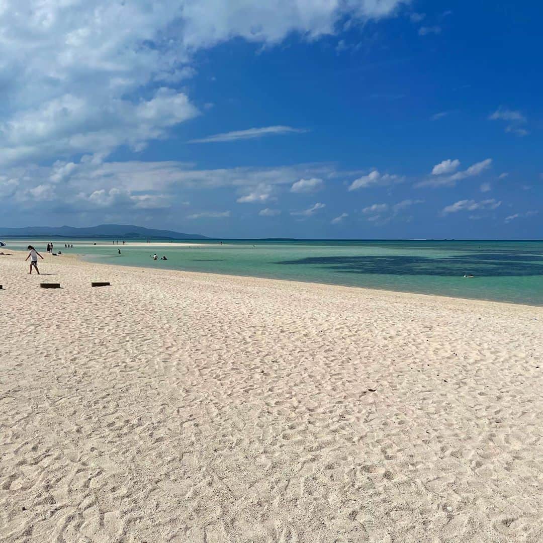 村上沙織さんのインスタグラム写真 - (村上沙織Instagram)「お天気に恵まれていたのもあって、着いた瞬間みんな美しさに驚いて  えっー！！！て叫んでしまったくらい♡  波がないとこんなに静かなの？というくらい静寂した空間に青い空にエメラルドグリーンの様な透き通った海。  この美しい自然を大切にしようと心に誓った♡  #beach#石垣島#竹富島 #コンドイビーチ#okinawa#沖縄」10月27日 23時17分 - rosysaorimonster